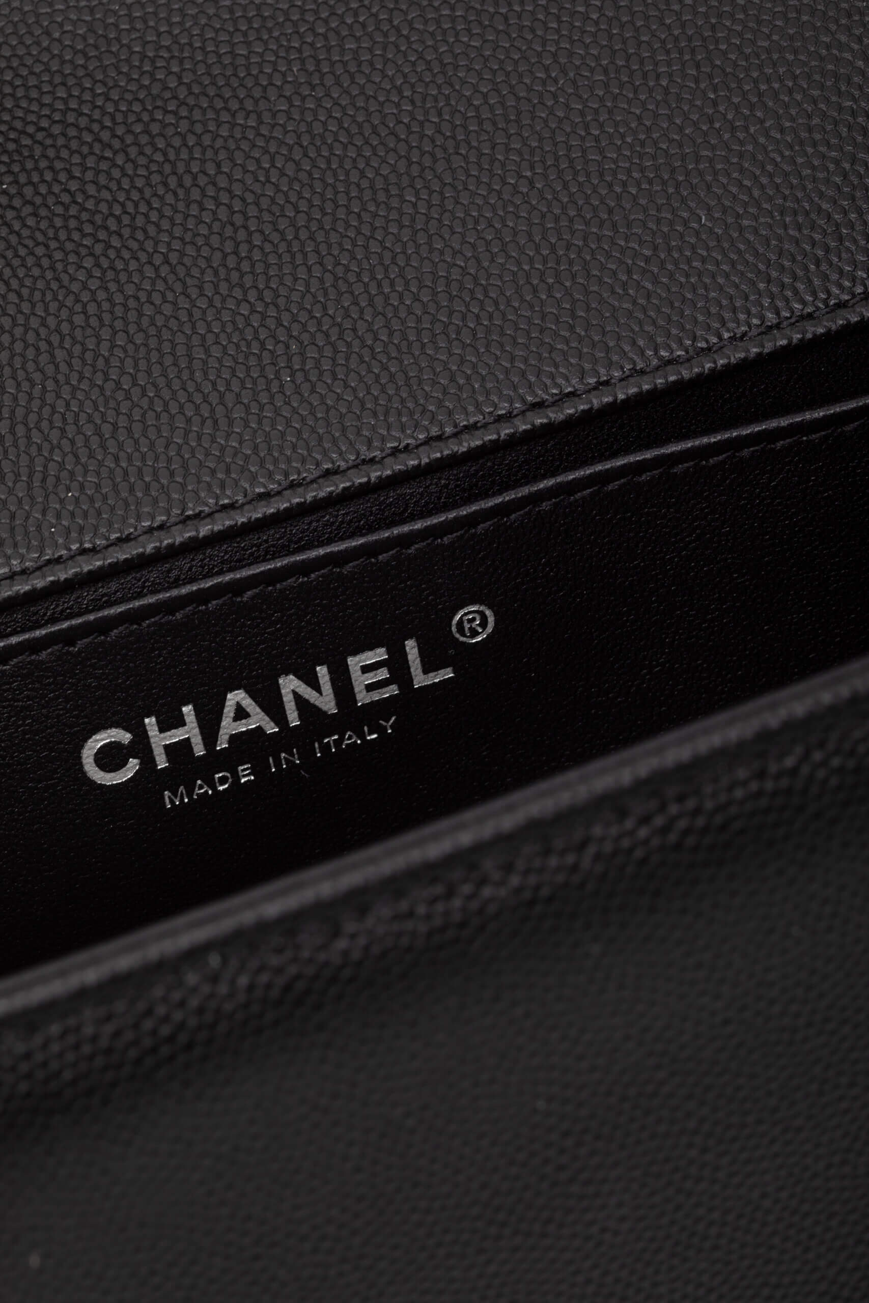 <span style="font-size: 10px; color: rgb(101, 101, 101);letter-spacing: .15em;">HARD TO FIND</span><br><strong> CHANEL </strong><br><div style="margin-top:10px;font-size:16px;"> Caviar Quilted Medium Boy Flap Black </div><br> - Image 23