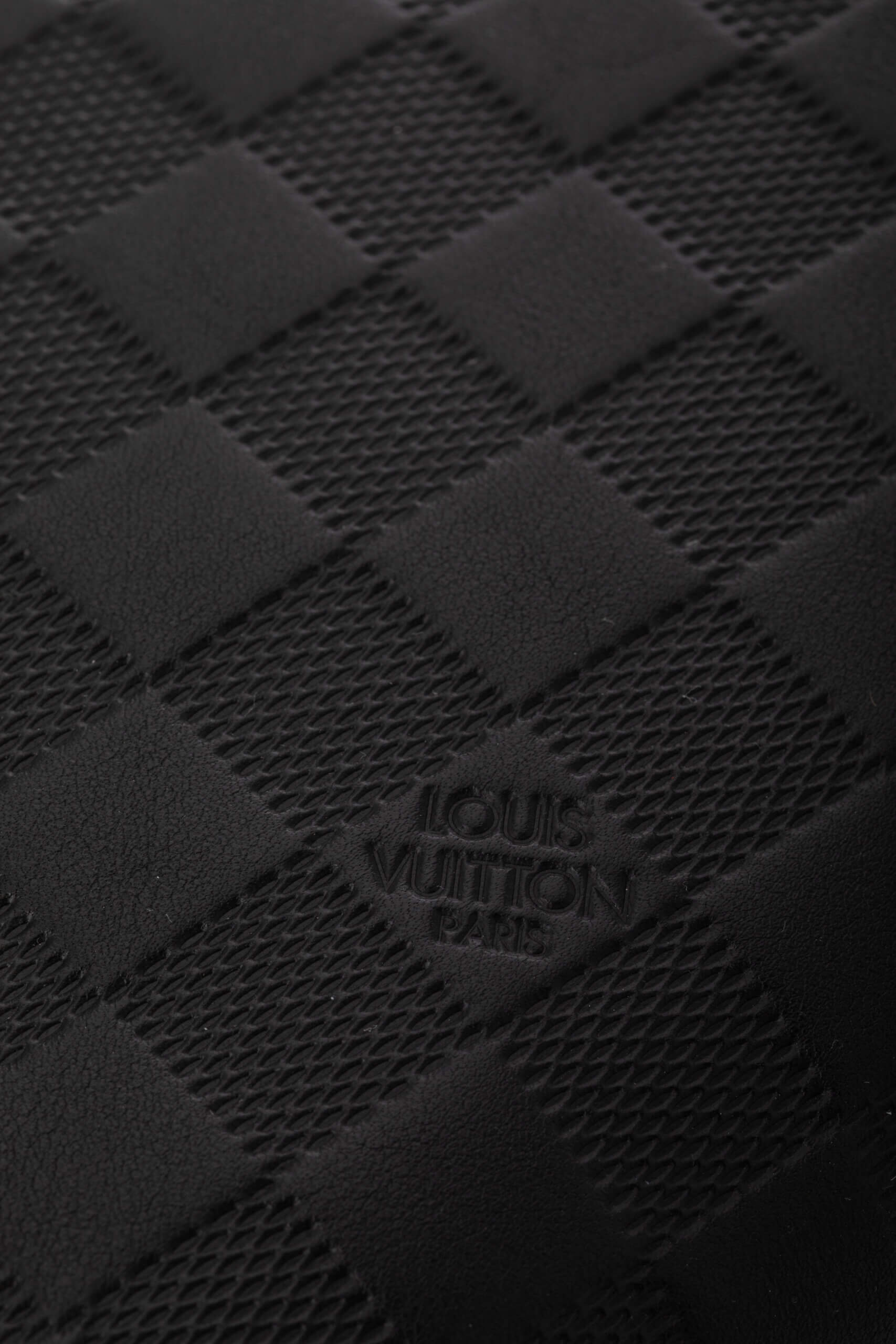 <span style="font-size: 10px; color: rgb(101, 101, 101);letter-spacing: .15em;">HARD TO FIND</span><br><strong> LOUIS VUITTON </strong><br><div style="margin-top:10px; font-size:16px;"> Damier Infini Pochette District Black N23355 </div><br> - Image 11