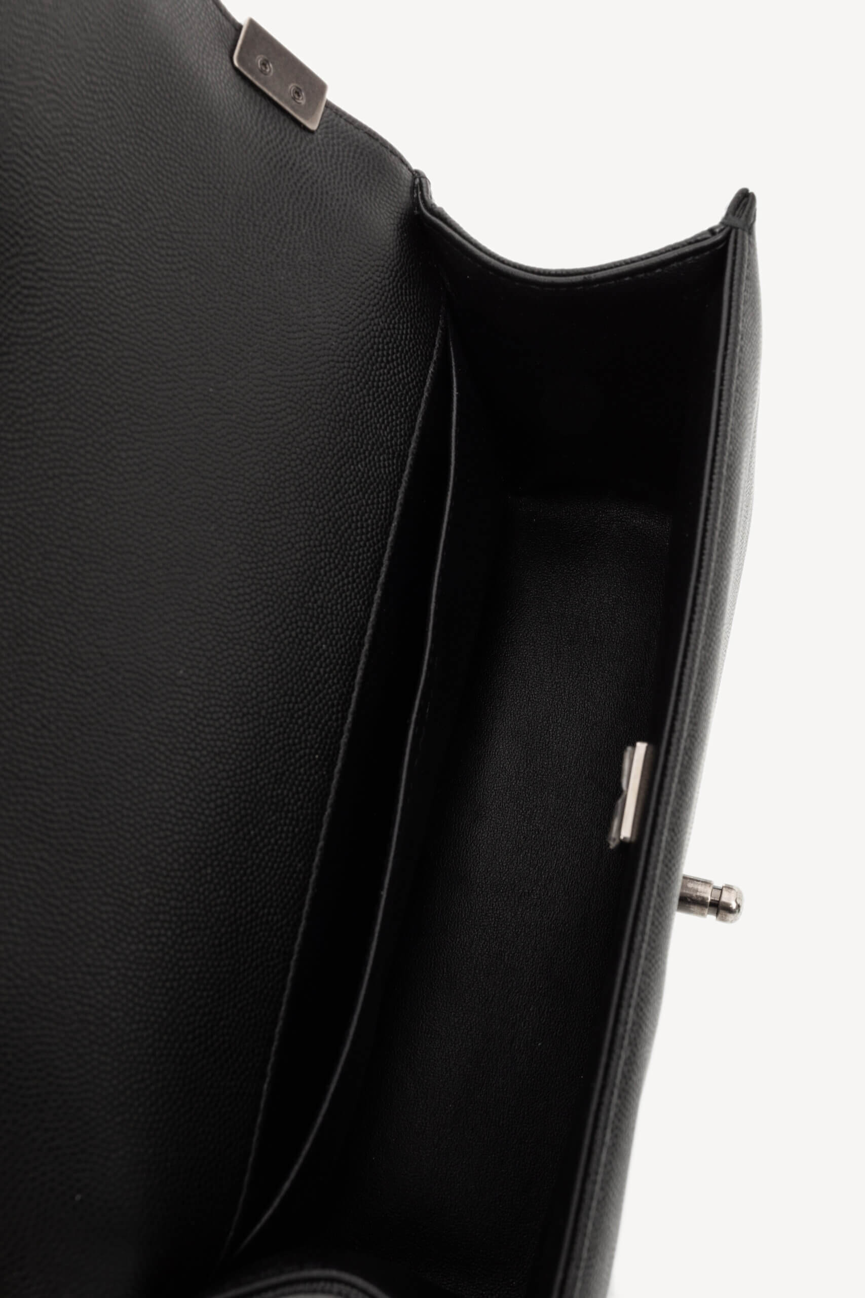 <span style="font-size: 10px; color: rgb(101, 101, 101);letter-spacing: .15em;">HARD TO FIND</span><br><strong> CHANEL </strong><br><div style="margin-top:10px;font-size:16px;"> Caviar Quilted Medium Boy Flap Black </div><br> - Image 16