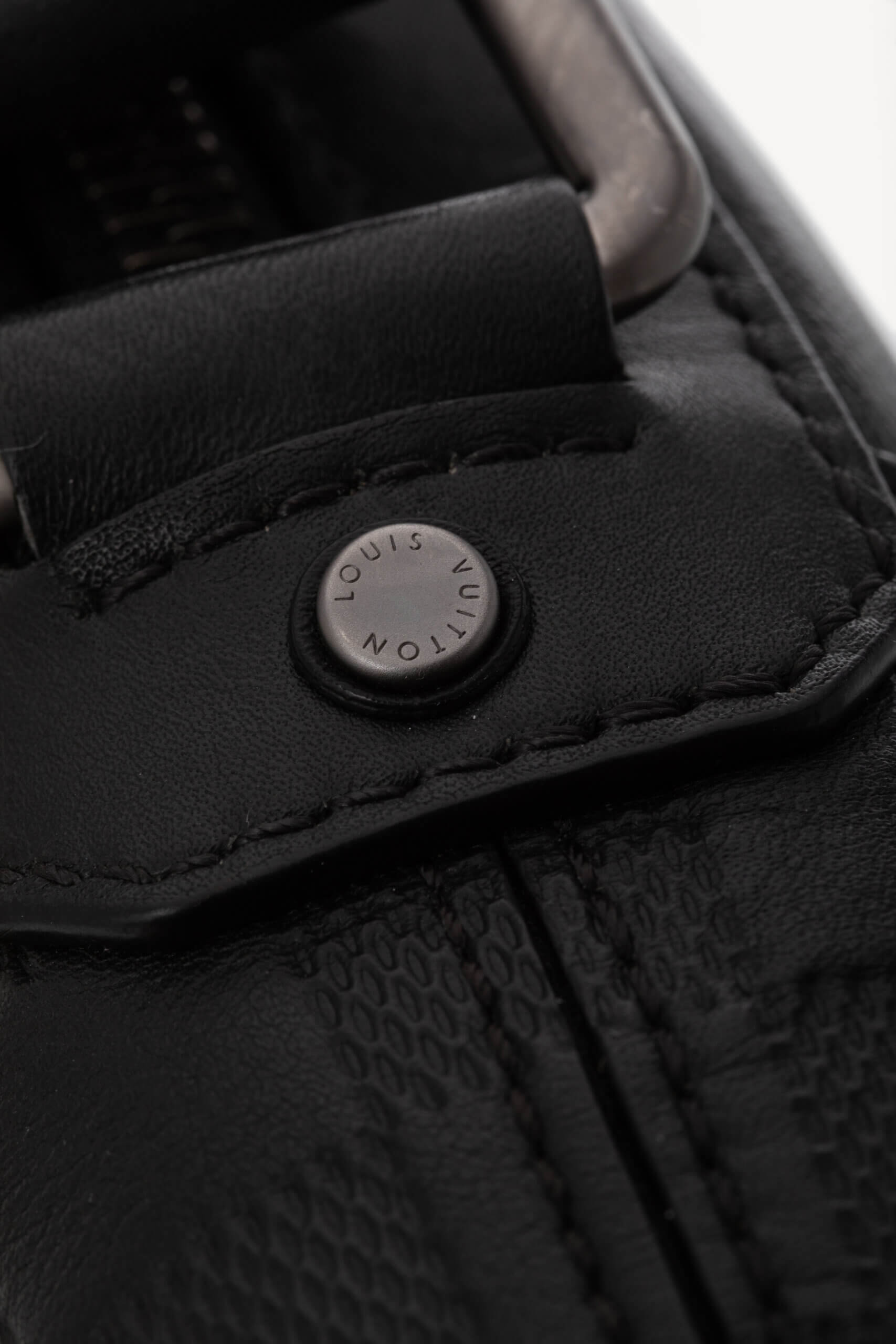 <span style="font-size: 10px; color: rgb(101, 101, 101);letter-spacing: .15em;">HARD TO FIND</span><br><strong> LOUIS VUITTON </strong><br><div style="margin-top:10px; font-size:16px;"> Damier Infini Pochette District Black N23355 </div><br> - Image 14