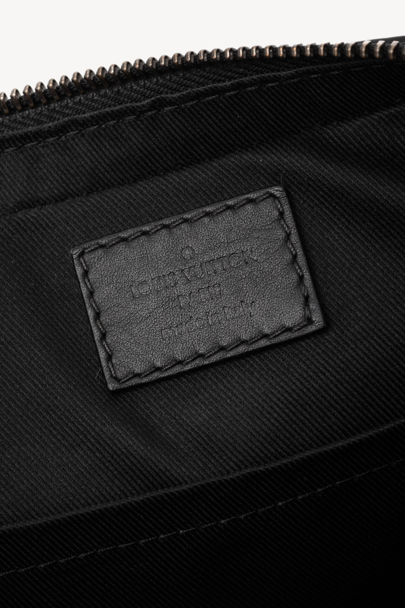 <span style="font-size: 10px; color: rgb(101, 101, 101);letter-spacing: .15em;">HARD TO FIND</span><br><strong> LOUIS VUITTON </strong><br><div style="margin-top:10px; font-size:16px;"> Damier Infini Pochette District Black N23355 </div><br> - Image 12