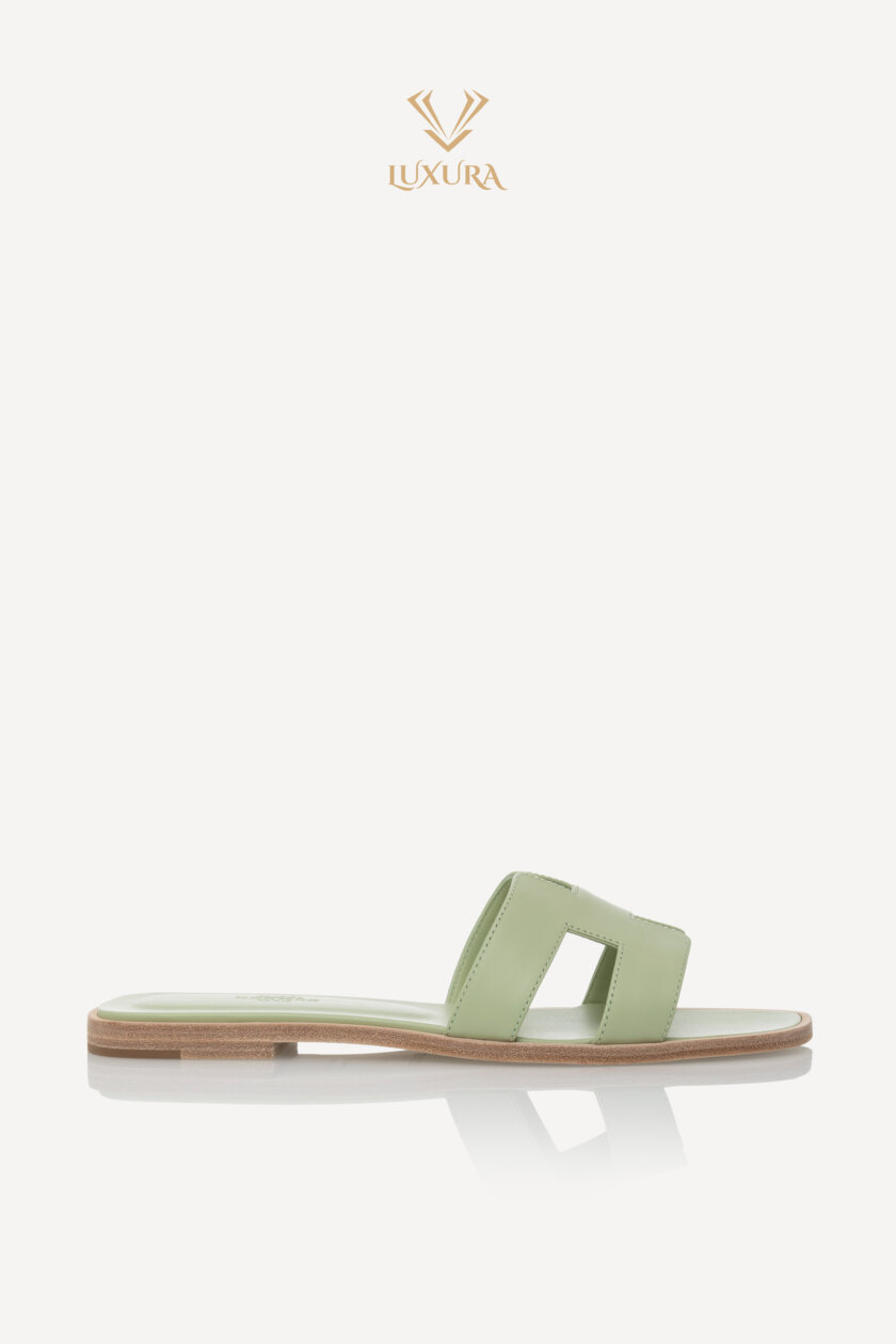 <span style="font-size: 10px; color: rgb(101, 101, 101);letter-spacing: .15em;">HARD TO FIND</span><br><strong> HERMES </strong><br><div style="margin-top:10px; font-size:16px;">Oran Sandals Sea Green 38.5 ( true size 37.5 ) </div><br>