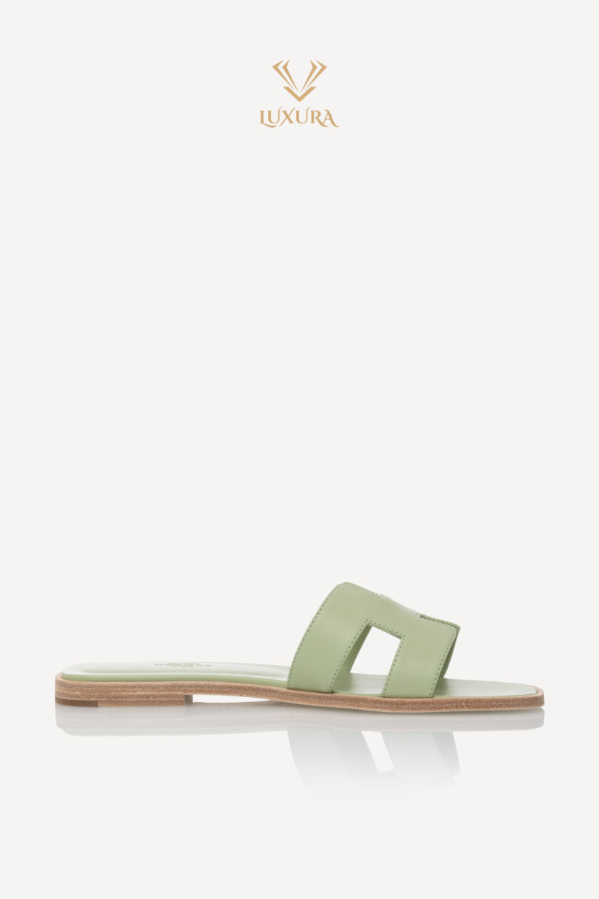 <span style="font-size: 10px; color: rgb(101, 101, 101);letter-spacing: .15em;">HARD TO FIND</span><br><strong> HERMES </strong><br><div style="margin-top:10px; font-size:16px;">Oran Sandals Sea Green 38.5 ( true size 37.5 ) </div><br> - Image 11