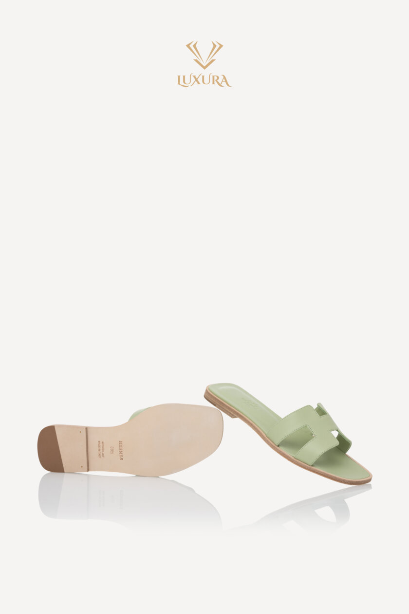 <span style="font-size: 10px; color: rgb(101, 101, 101);letter-spacing: .15em;">HARD TO FIND</span><br><strong> HERMES </strong><br><div style="margin-top:10px; font-size:16px;">Oran Sandals Sea Green 38.5 ( true size 37.5 ) </div><br> - Image 15