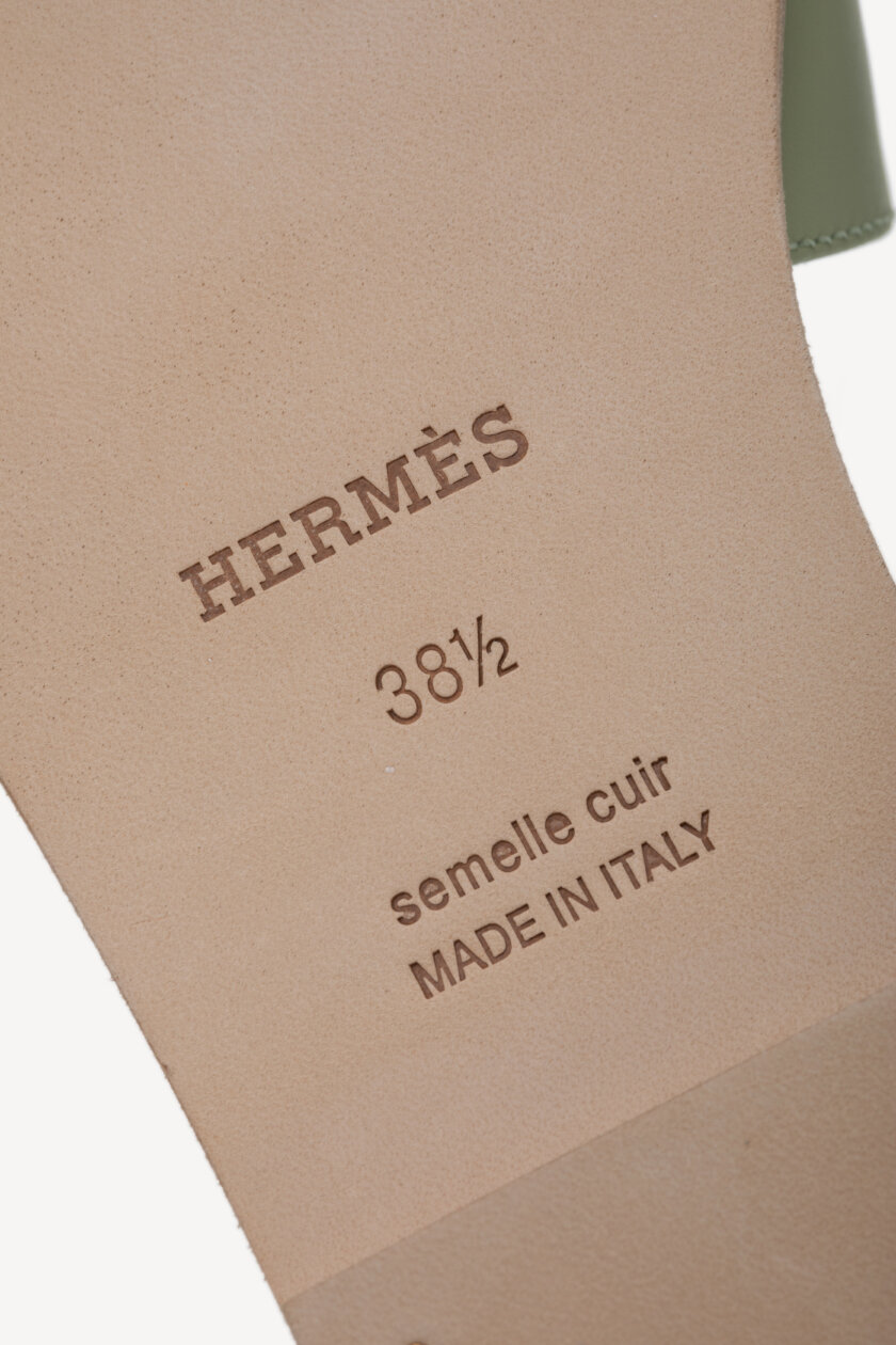 <span style="font-size: 10px; color: rgb(101, 101, 101);letter-spacing: .15em;">HARD TO FIND</span><br><strong> HERMES </strong><br><div style="margin-top:10px; font-size:16px;">Oran Sandals Sea Green 38.5 ( true size 37.5 ) </div><br> - Image 13