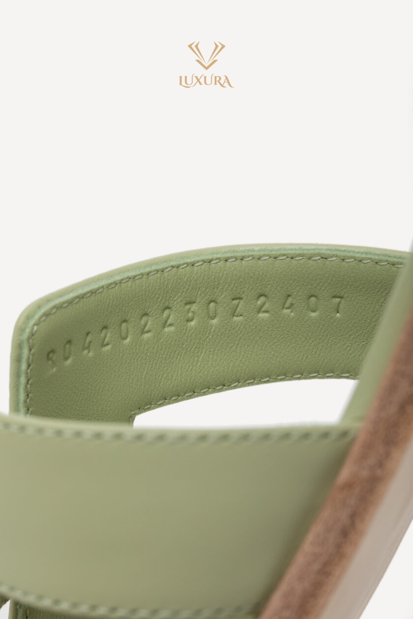 <span style="font-size: 10px; color: rgb(101, 101, 101);letter-spacing: .15em;">HARD TO FIND</span><br><strong> HERMES </strong><br><div style="margin-top:10px; font-size:16px;">Oran Sandals Sea Green 38.5 ( true size 37.5 ) </div><br> - Image 9