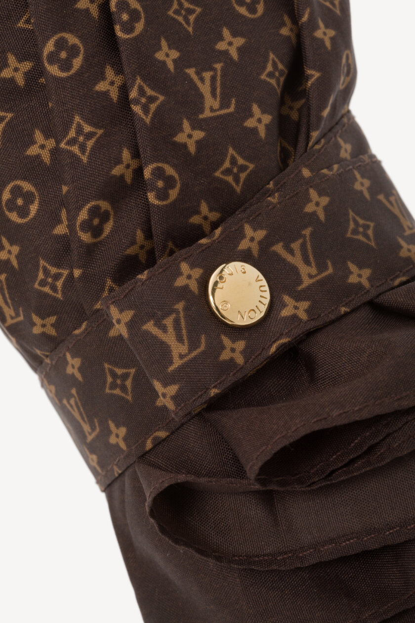 <span style="font-size: 10px; color: rgb(101, 101, 101);letter-spacing: .15em;">HARD TO FIND</span><br><strong> LOUIS VUITTON </strong><br><div style="margin-top:10px; font-size:16px;"> Monogram Ondees Umbrella Marron</div><br> - Image 9