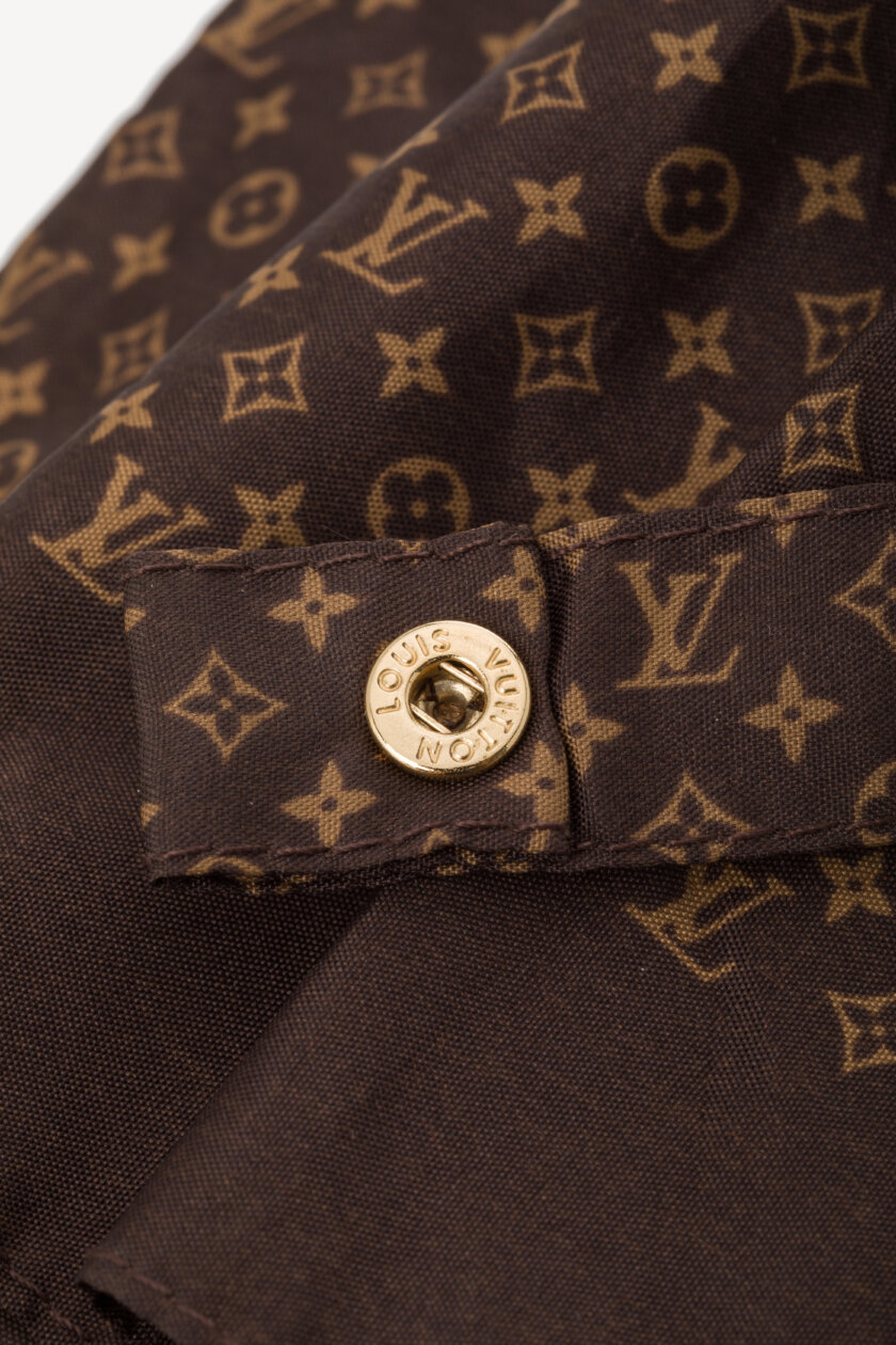<span style="font-size: 10px; color: rgb(101, 101, 101);letter-spacing: .15em;">HARD TO FIND</span><br><strong> LOUIS VUITTON </strong><br><div style="margin-top:10px; font-size:16px;"> Monogram Ondees Umbrella Marron</div><br> - Image 13