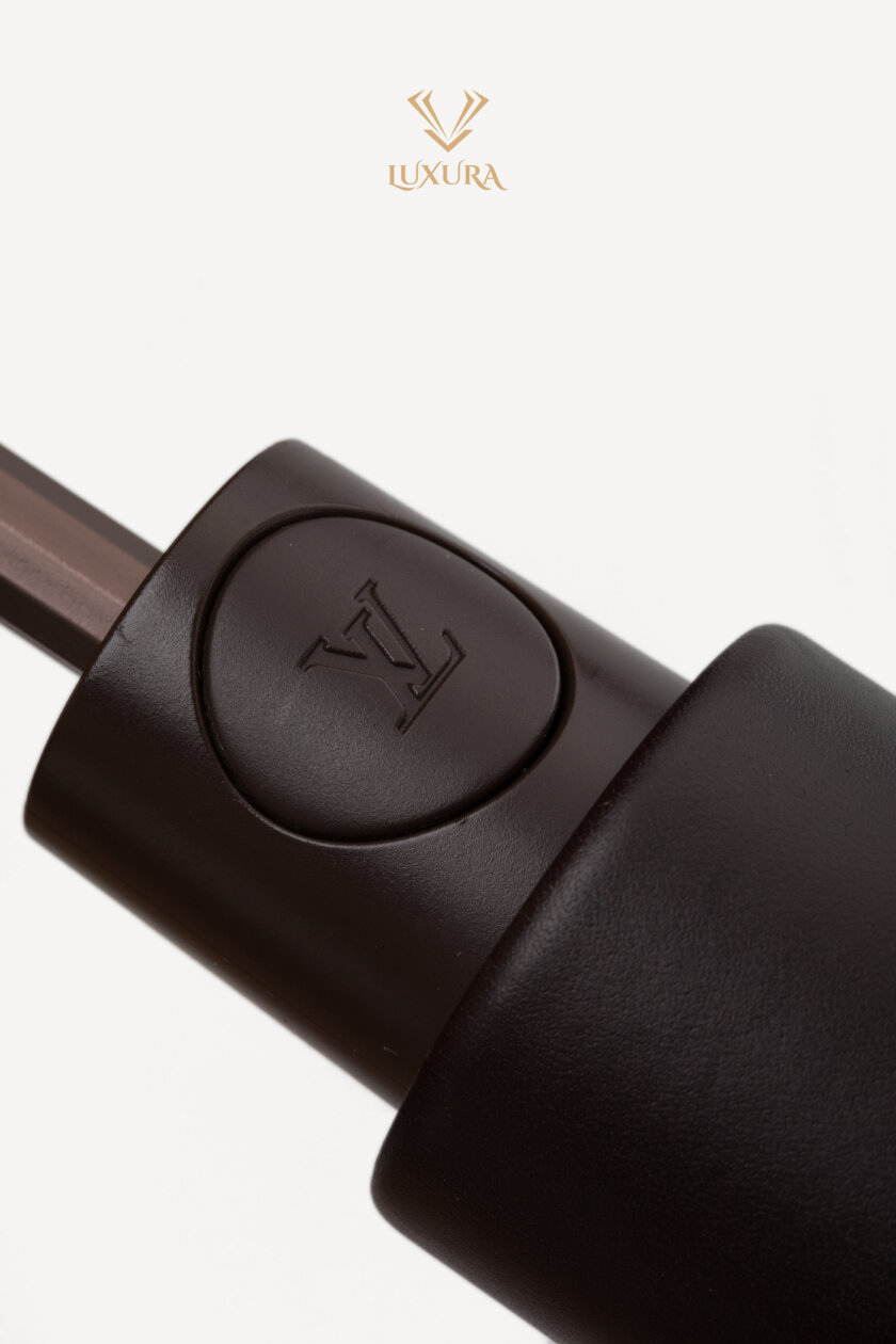 <span style="font-size: 10px; color: rgb(101, 101, 101);letter-spacing: .15em;">HARD TO FIND</span><br><strong> LOUIS VUITTON </strong><br><div style="margin-top:10px; font-size:16px;"> Monogram Ondees Umbrella Marron</div><br> - Image 11