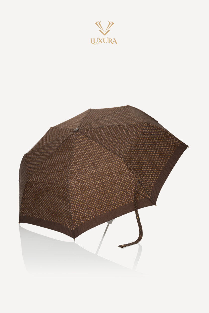 <span style="font-size: 10px; color: rgb(101, 101, 101);letter-spacing: .15em;">HARD TO FIND</span><br><strong> LOUIS VUITTON </strong><br><div style="margin-top:10px; font-size:16px;"> Monogram Ondees Umbrella Marron</div><br>