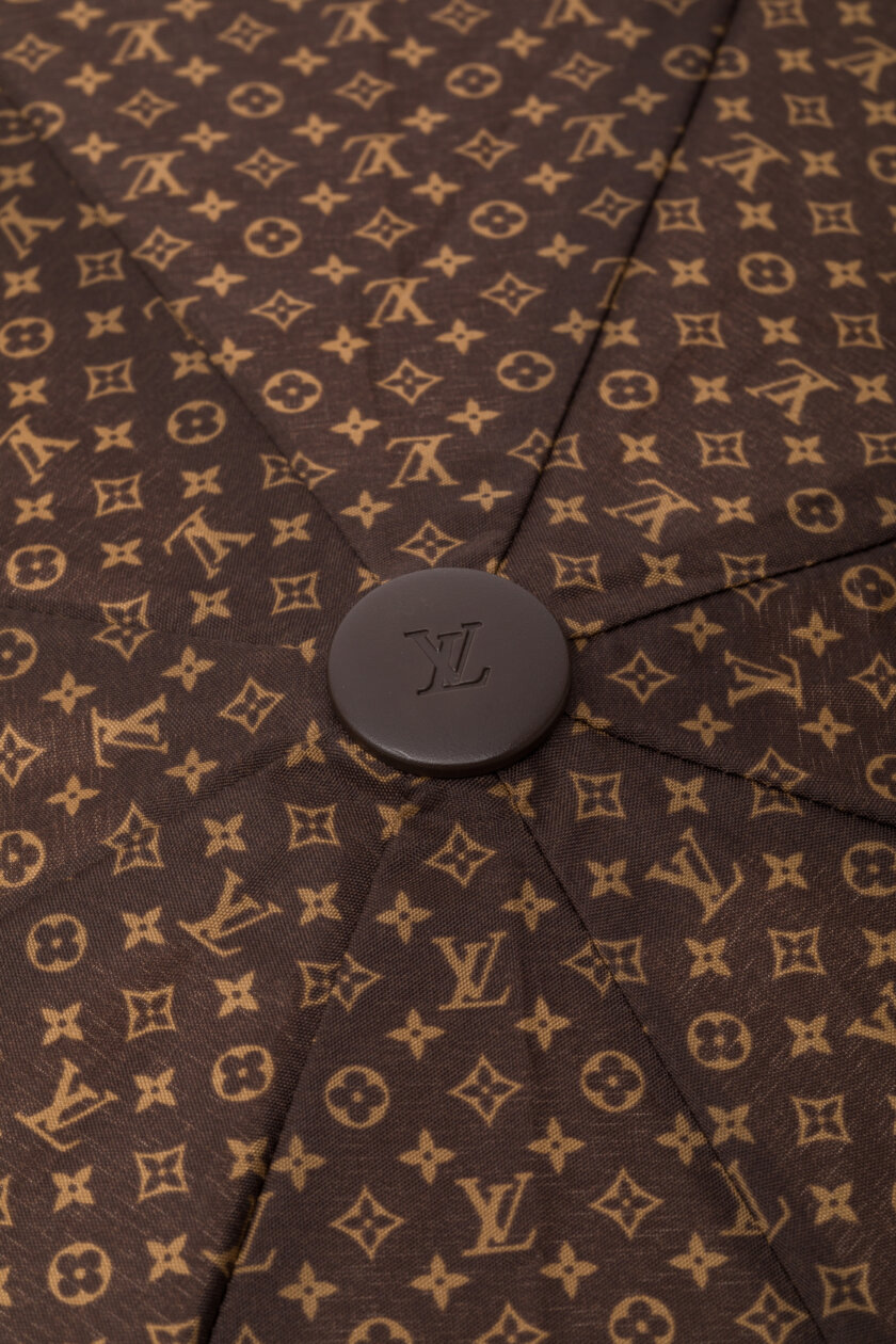 <span style="font-size: 10px; color: rgb(101, 101, 101);letter-spacing: .15em;">HARD TO FIND</span><br><strong> LOUIS VUITTON </strong><br><div style="margin-top:10px; font-size:16px;"> Monogram Ondees Umbrella Marron</div><br> - Image 12