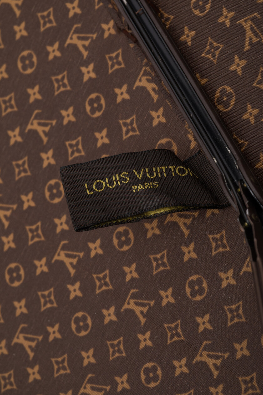 <span style="font-size: 10px; color: rgb(101, 101, 101);letter-spacing: .15em;">HARD TO FIND</span><br><strong> LOUIS VUITTON </strong><br><div style="margin-top:10px; font-size:16px;"> Monogram Ondees Umbrella Marron</div><br> - Image 14