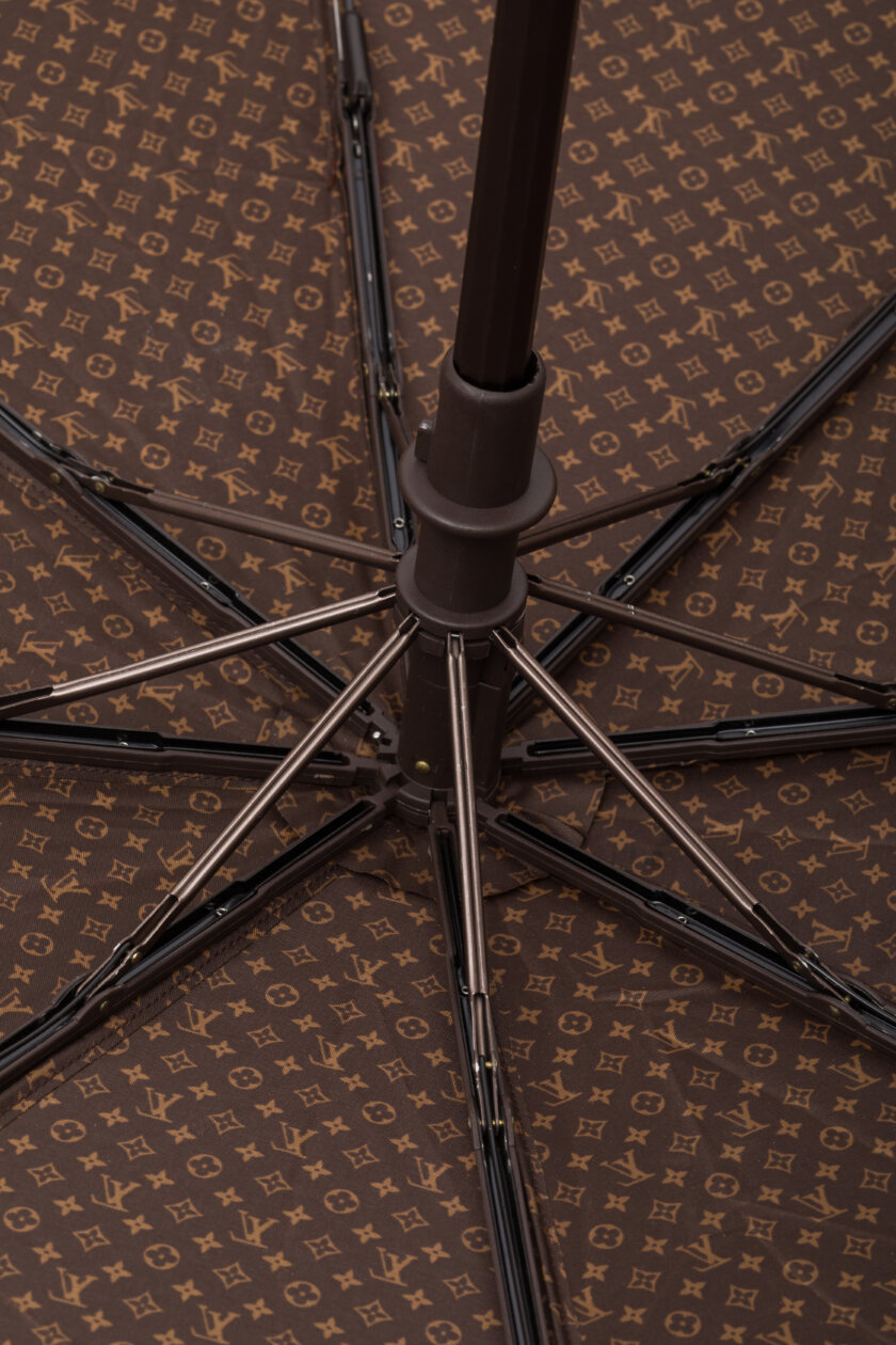 <span style="font-size: 10px; color: rgb(101, 101, 101);letter-spacing: .15em;">HARD TO FIND</span><br><strong> LOUIS VUITTON </strong><br><div style="margin-top:10px; font-size:16px;"> Monogram Ondees Umbrella Marron</div><br> - Image 10