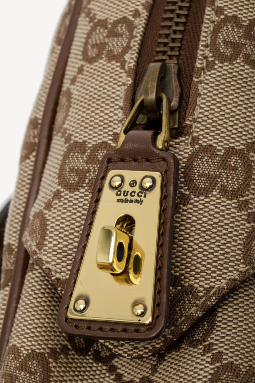 <span style="font-size: 10px; color: rgb(101, 101, 101);letter-spacing: .15em;">HARD TO FIND</span><br><strong> GUCCI </strong><br><div style="margin-top:10px; font-size:16px;">Monogram Tote Bag Brown</div><br> - Image 11