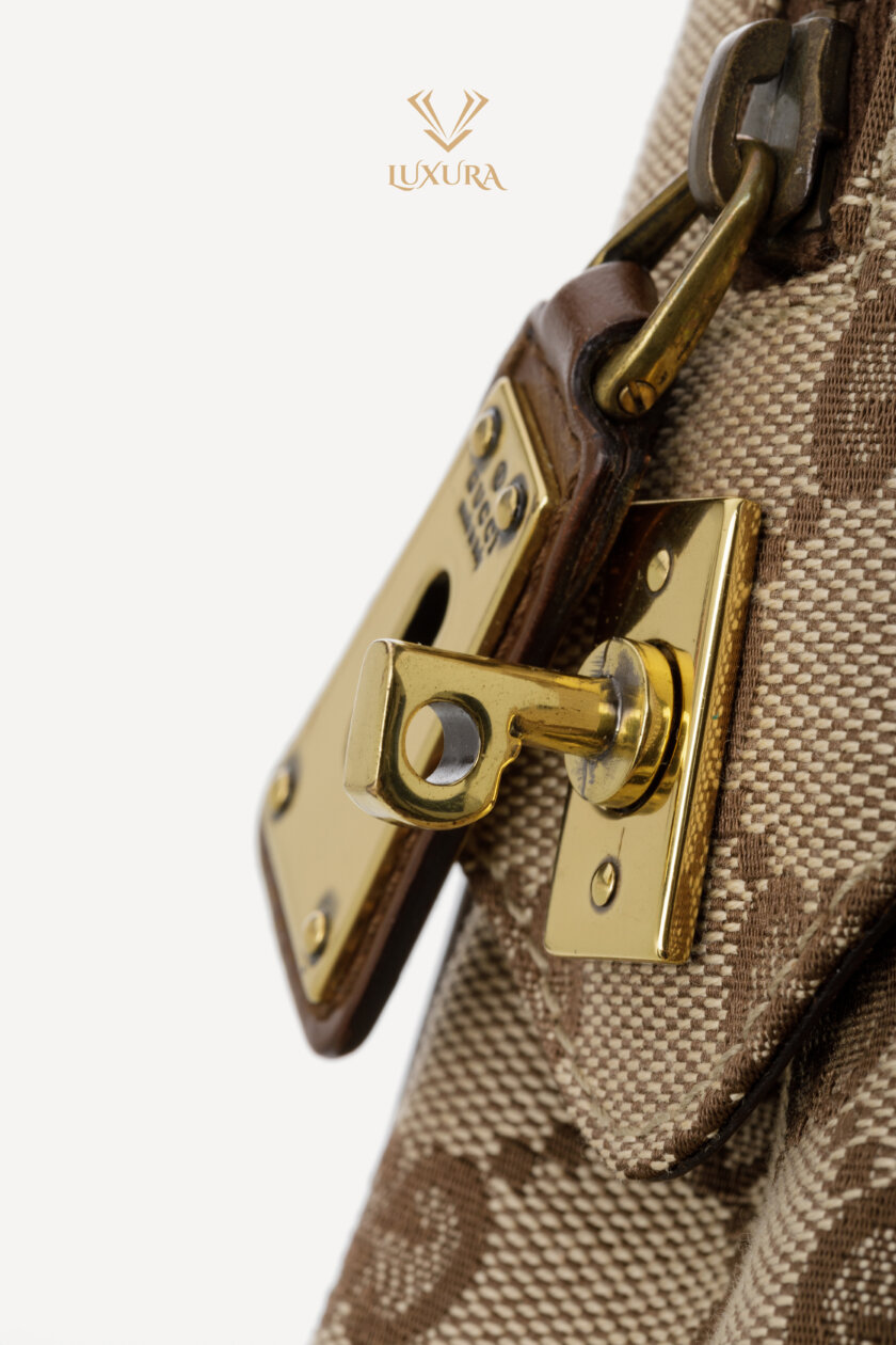 <span style="font-size: 10px; color: rgb(101, 101, 101);letter-spacing: .15em;">HARD TO FIND</span><br><strong> GUCCI </strong><br><div style="margin-top:10px; font-size:16px;">Monogram Tote Bag Brown</div><br> - Image 9