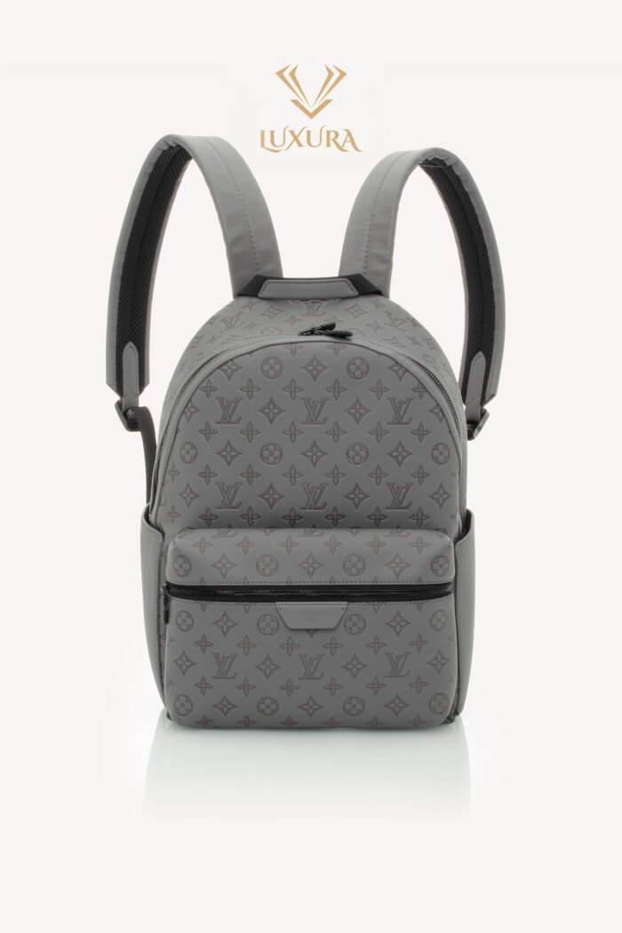 <span style="font-size: 10px; color: rgb(101, 101, 101);letter-spacing: .15em;">NEW COLLECTION</span><br><strong> LOUIS VUITTON </strong><br><div style="margin-top:10px;font-size:16px;"> Discovery Backpack Monogram Shadow Leather Goods Grey M46557 </div><br>