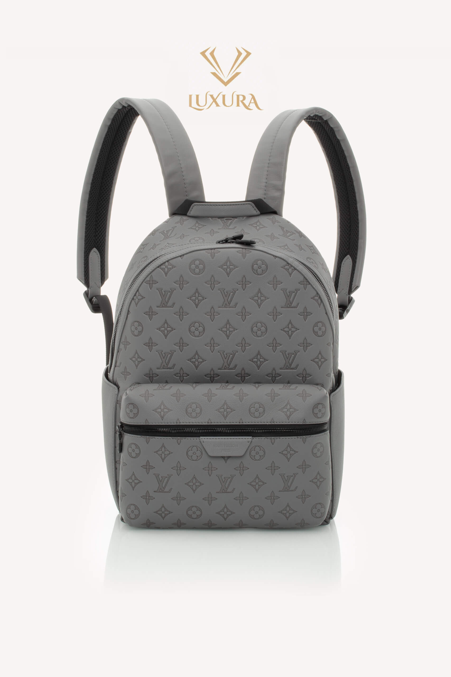 <span style="font-size: 10px; color: rgb(101, 101, 101);letter-spacing: .15em;">NEW COLLECTION</span><br><strong> LOUIS VUITTON </strong><br><div style="margin-top:10px;font-size:16px;"> Discovery Backpack Monogram Shadow Leather Grey M46557 </div><br>