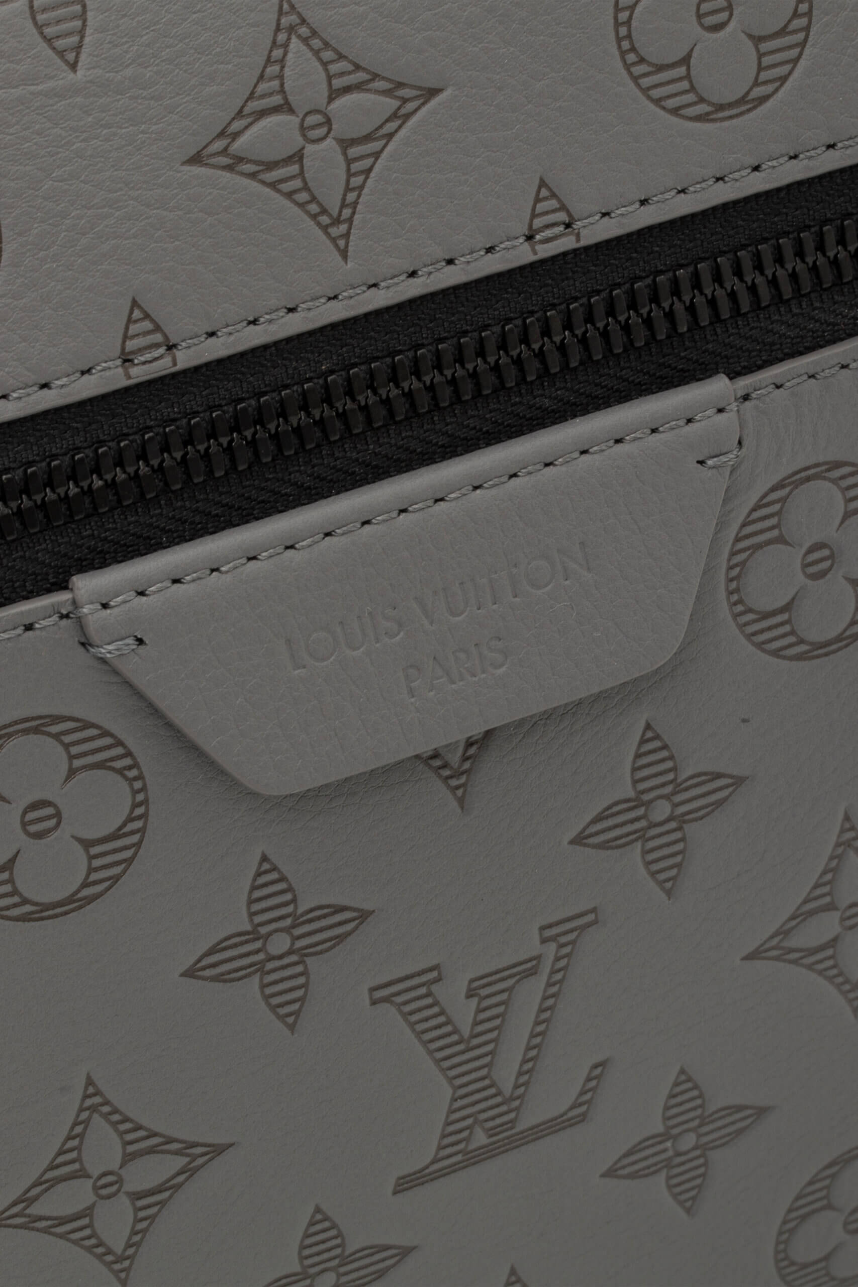 <span style="font-size: 10px; color: rgb(101, 101, 101);letter-spacing: .15em;">NEW COLLECTION</span><br><strong> LOUIS VUITTON </strong><br><div style="margin-top:10px;font-size:16px;"> Discovery Backpack Monogram Shadow Leather Grey M46557 </div><br> - Image 10