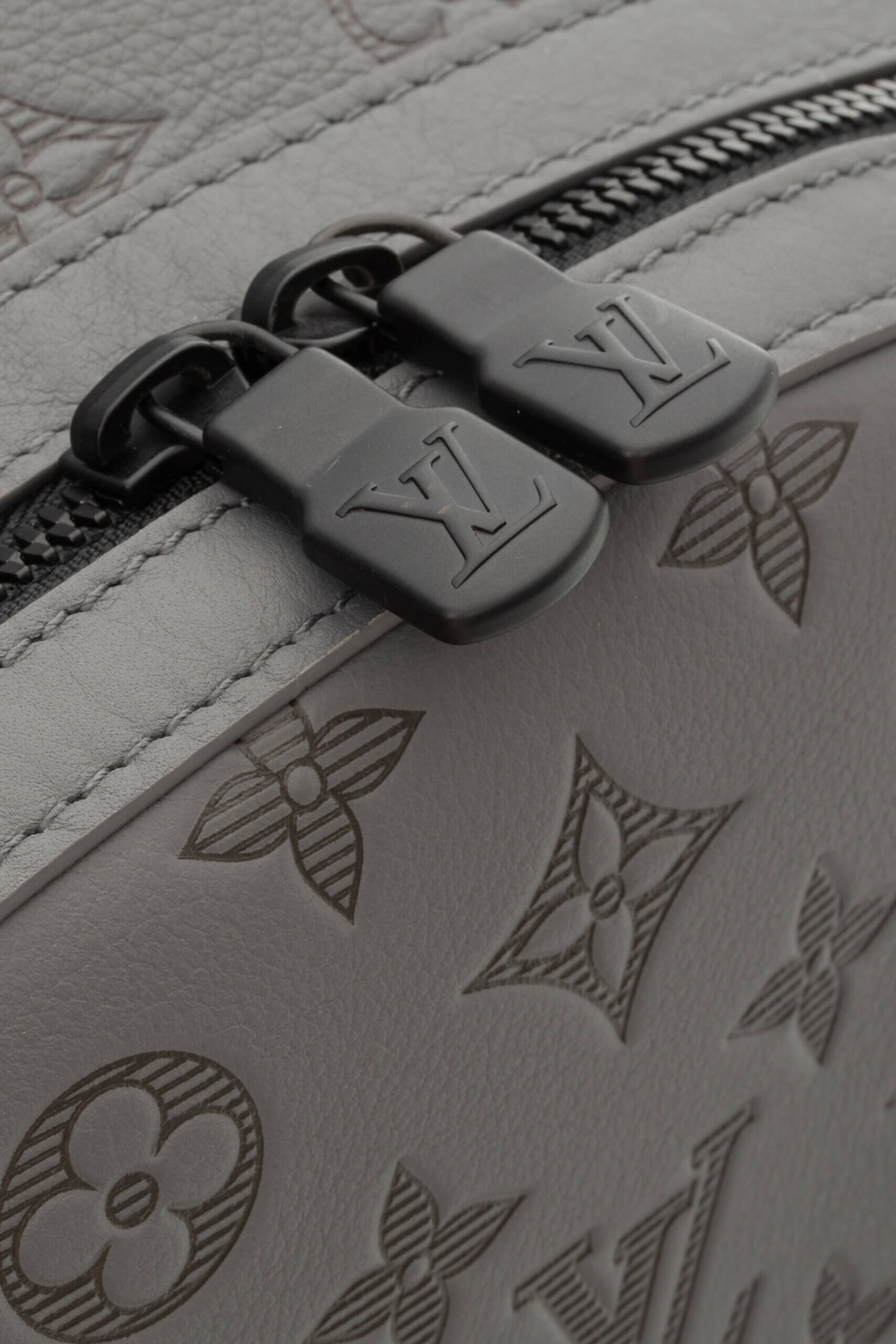 <span style="font-size: 10px; color: rgb(101, 101, 101);letter-spacing: .15em;">NEW COLLECTION</span><br><strong> LOUIS VUITTON </strong><br><div style="margin-top:10px;font-size:16px;"> Discovery Backpack Monogram Shadow Leather Grey M46557 </div><br> - Image 11