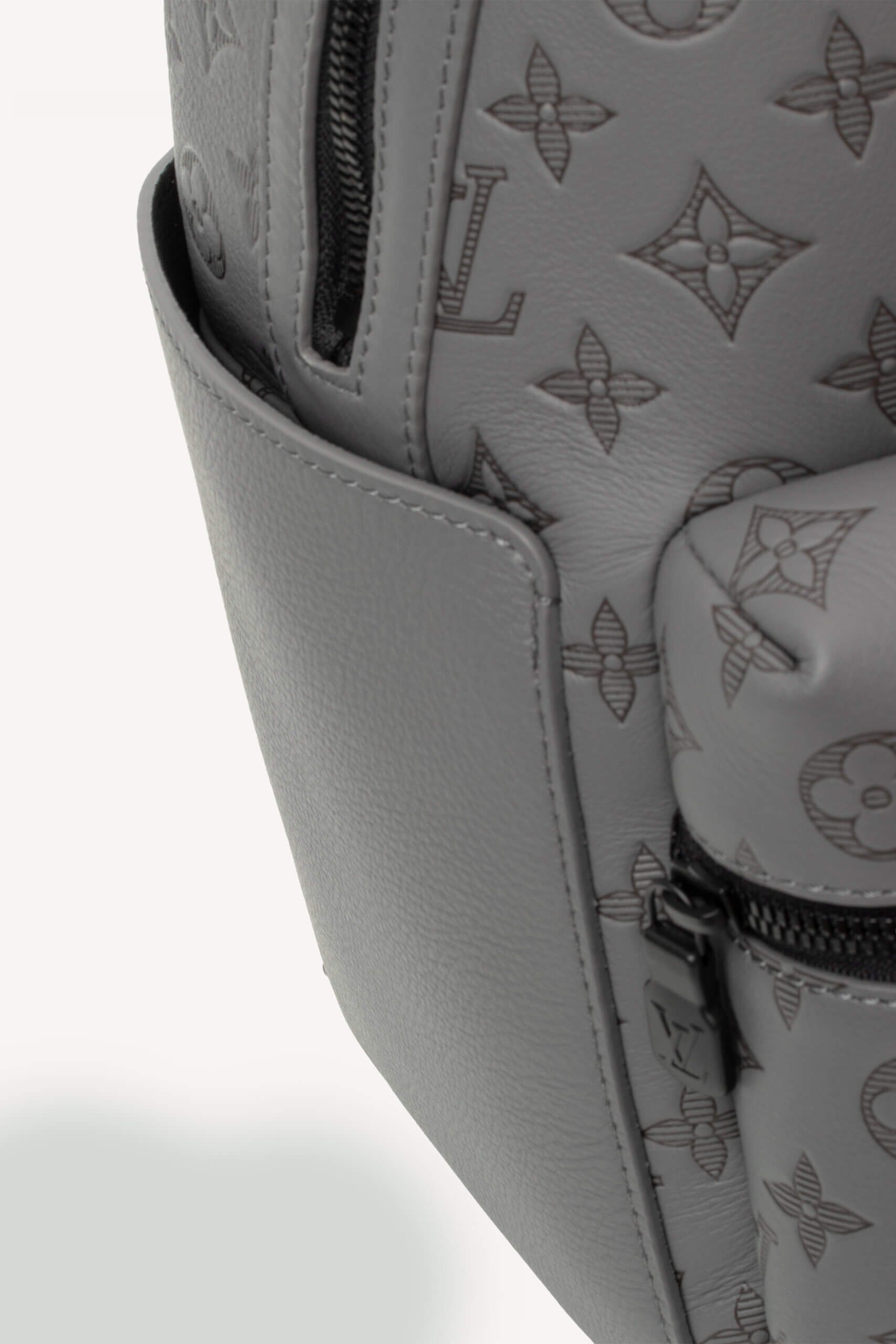 <span style="font-size: 10px; color: rgb(101, 101, 101);letter-spacing: .15em;">NEW COLLECTION</span><br><strong> LOUIS VUITTON </strong><br><div style="margin-top:10px;font-size:16px;"> Discovery Backpack Monogram Shadow Leather Grey M46557 </div><br> - Image 12