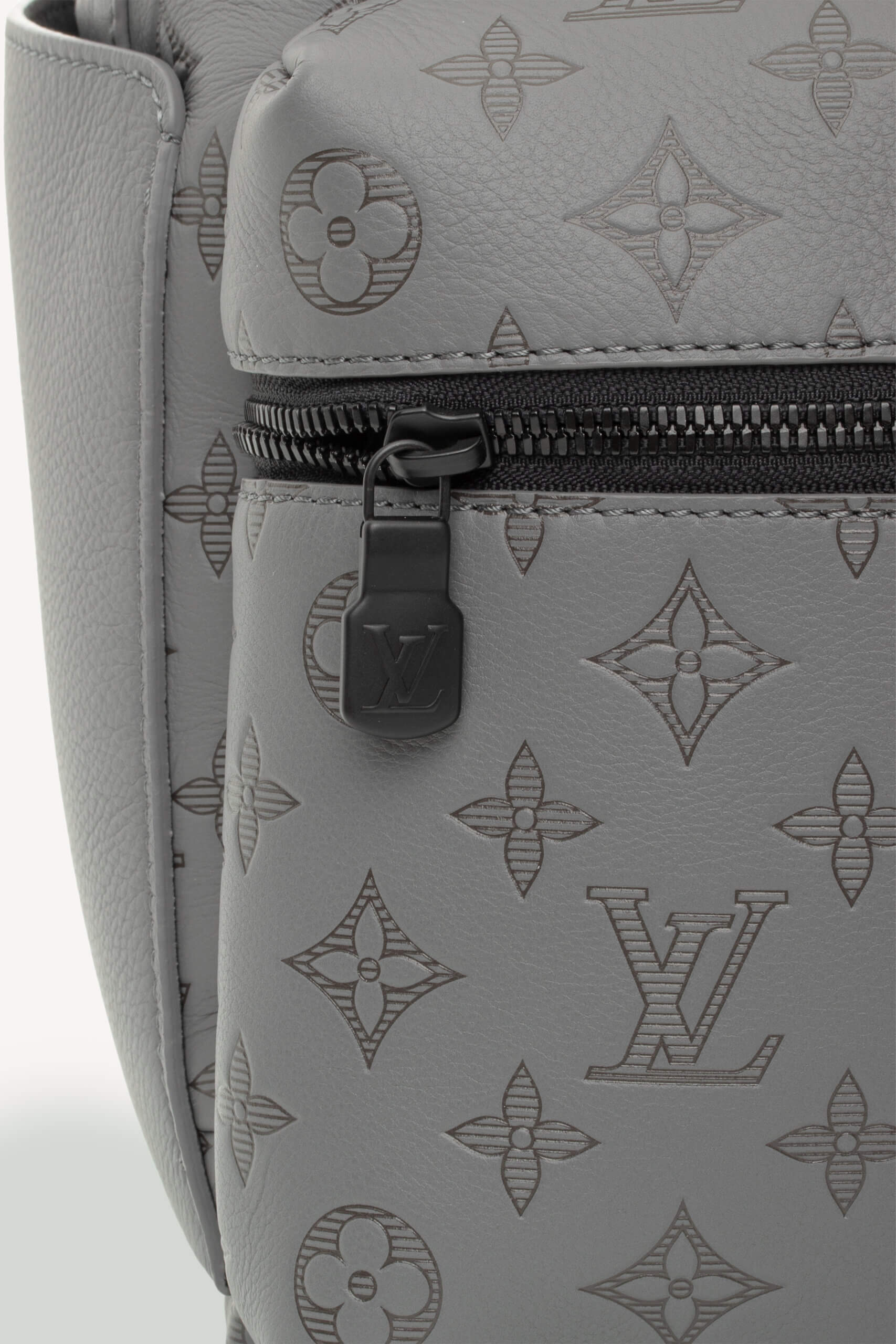 <span style="font-size: 10px; color: rgb(101, 101, 101);letter-spacing: .15em;">NEW COLLECTION</span><br><strong> LOUIS VUITTON </strong><br><div style="margin-top:10px;font-size:16px;"> Discovery Backpack Monogram Shadow Leather Grey M46557 </div><br> - Image 13