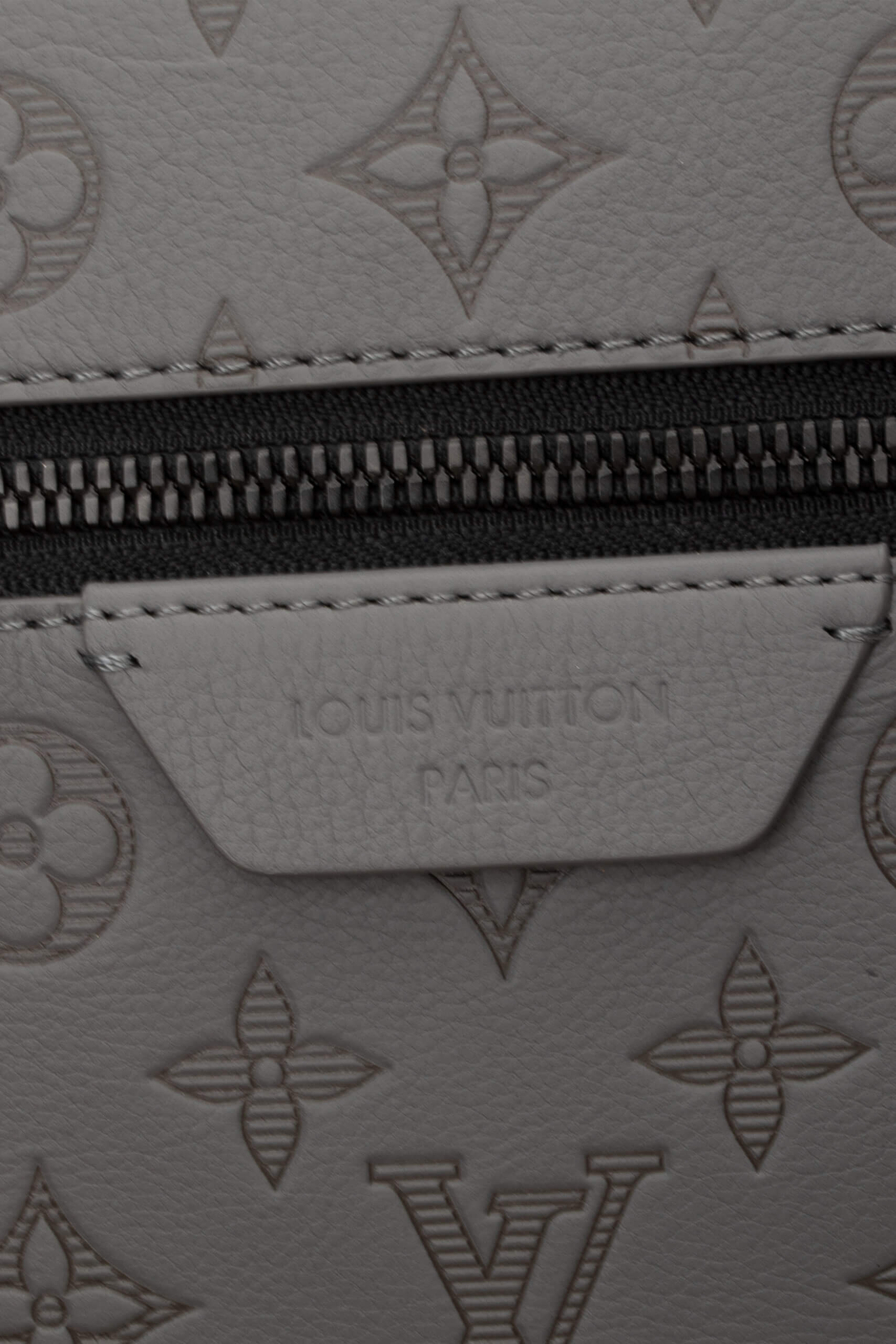 <span style="font-size: 10px; color: rgb(101, 101, 101);letter-spacing: .15em;">NEW COLLECTION</span><br><strong> LOUIS VUITTON </strong><br><div style="margin-top:10px;font-size:16px;"> Discovery Backpack Monogram Shadow Leather Grey M46557 </div><br> - Image 16