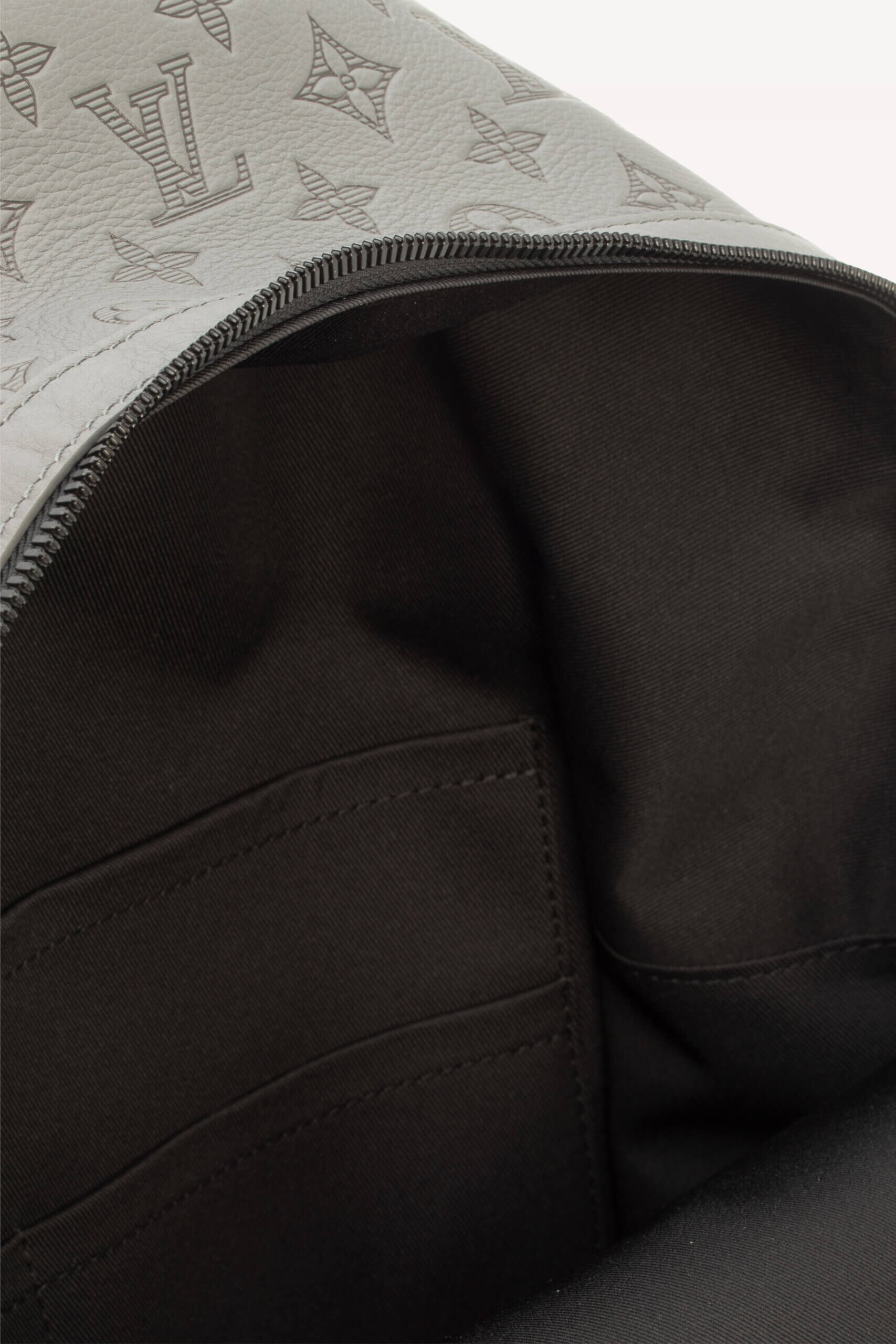 <span style="font-size: 10px; color: rgb(101, 101, 101);letter-spacing: .15em;">NEW COLLECTION</span><br><strong> LOUIS VUITTON </strong><br><div style="margin-top:10px;font-size:16px;"> Discovery Backpack Monogram Shadow Leather Grey M46557 </div><br> - Image 20