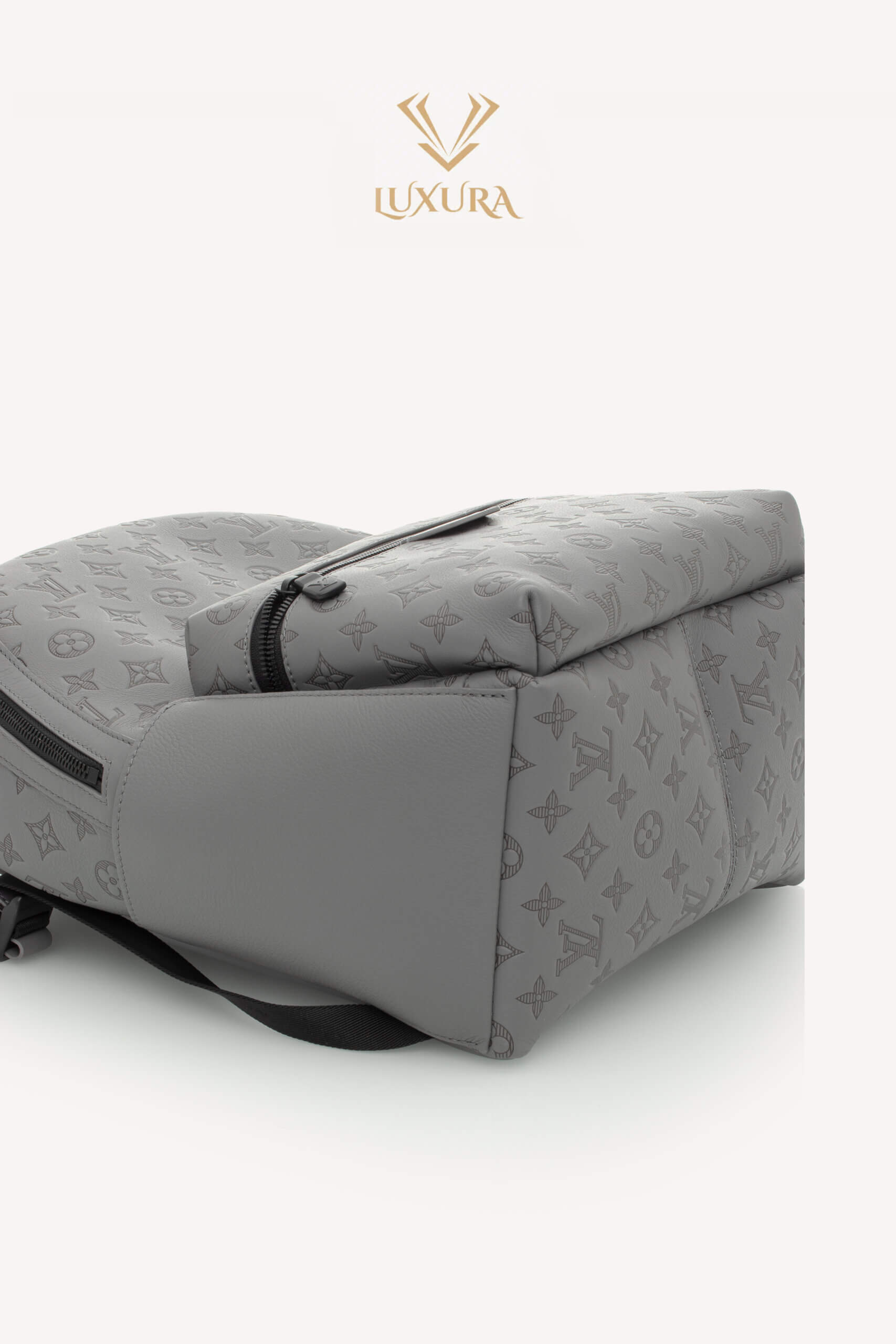 <span style="font-size: 10px; color: rgb(101, 101, 101);letter-spacing: .15em;">NEW COLLECTION</span><br><strong> LOUIS VUITTON </strong><br><div style="margin-top:10px;font-size:16px;"> Discovery Backpack Monogram Shadow Leather Grey M46557 </div><br> - Image 21