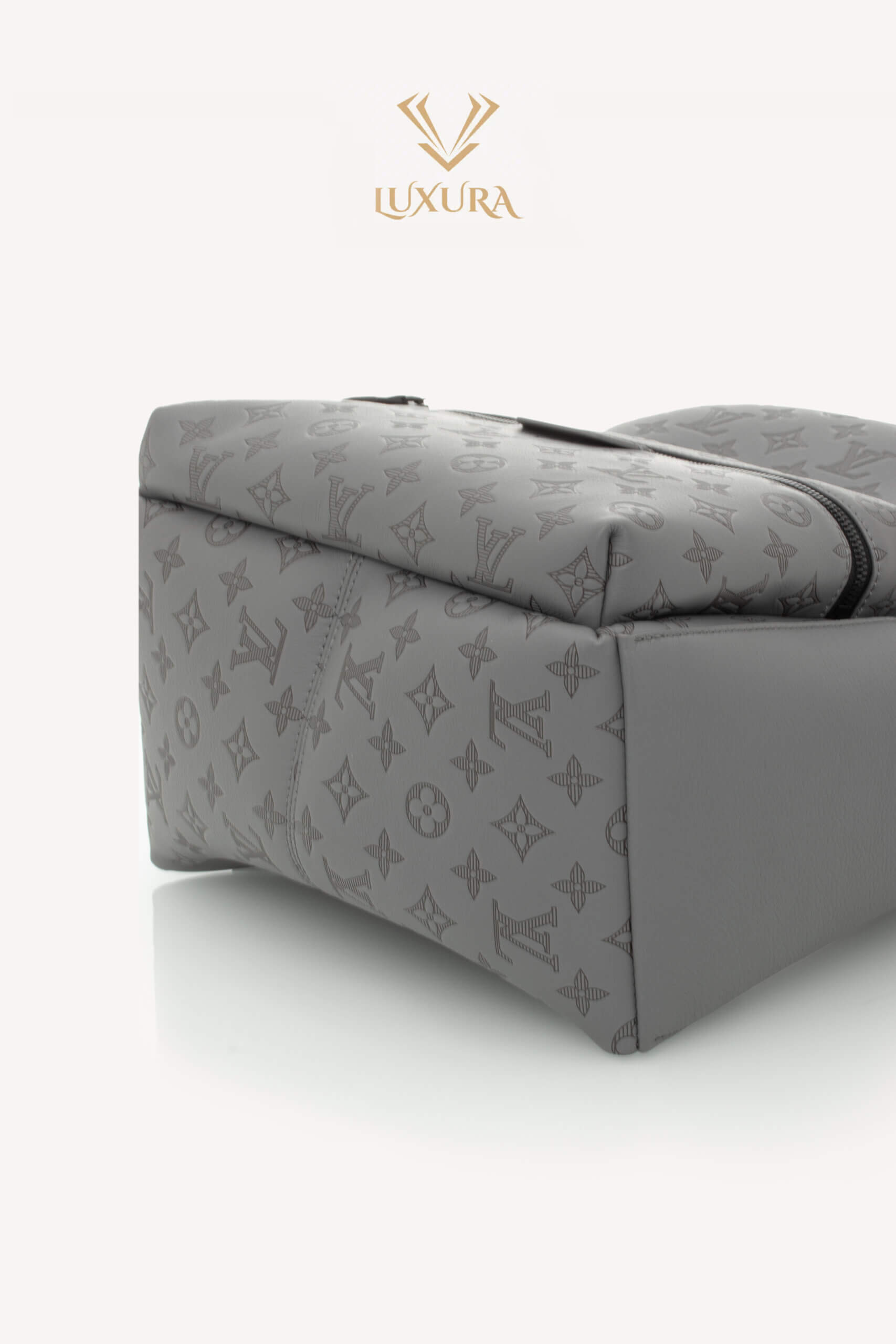 <span style="font-size: 10px; color: rgb(101, 101, 101);letter-spacing: .15em;">NEW COLLECTION</span><br><strong> LOUIS VUITTON </strong><br><div style="margin-top:10px;font-size:16px;"> Discovery Backpack Monogram Shadow Leather Grey M46557 </div><br> - Image 23