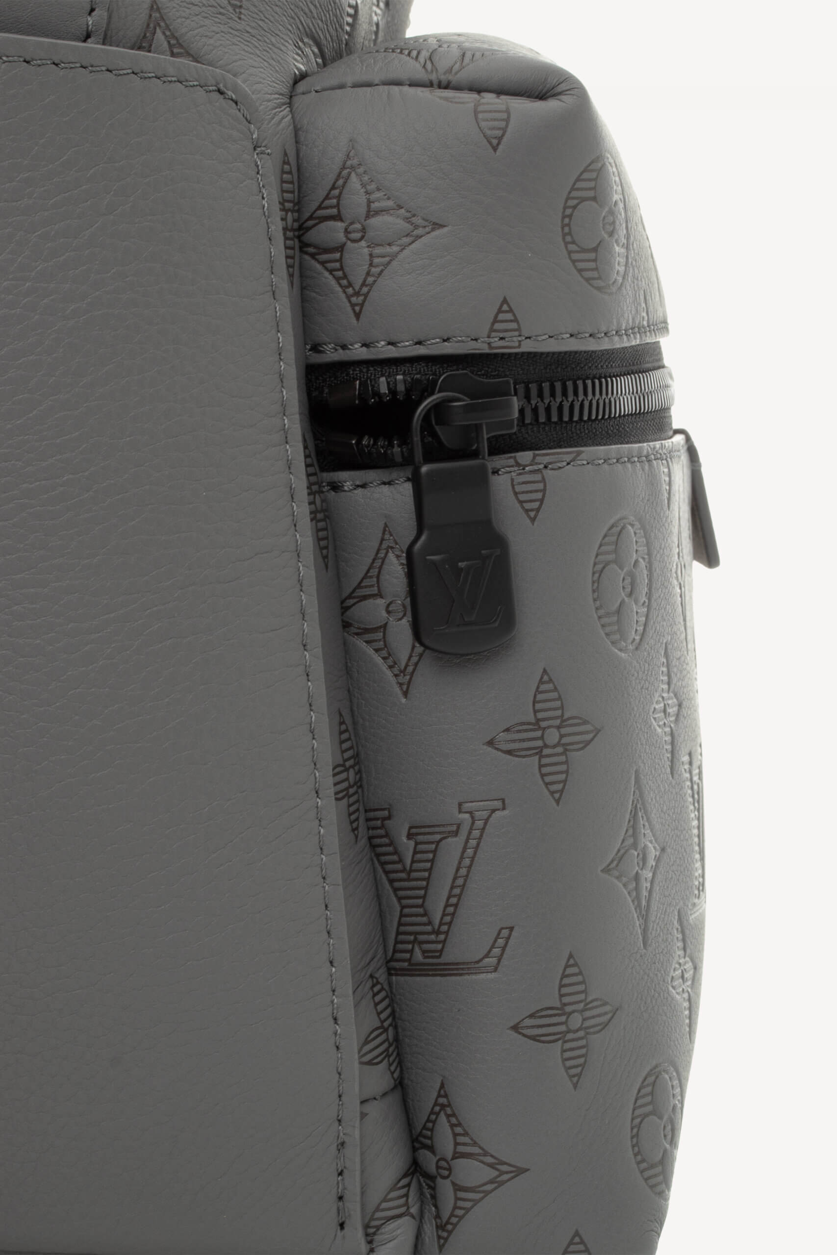 <span style="font-size: 10px; color: rgb(101, 101, 101);letter-spacing: .15em;">NEW COLLECTION</span><br><strong> LOUIS VUITTON </strong><br><div style="margin-top:10px;font-size:16px;"> Discovery Backpack Monogram Shadow Leather Grey M46557 </div><br> - Image 17