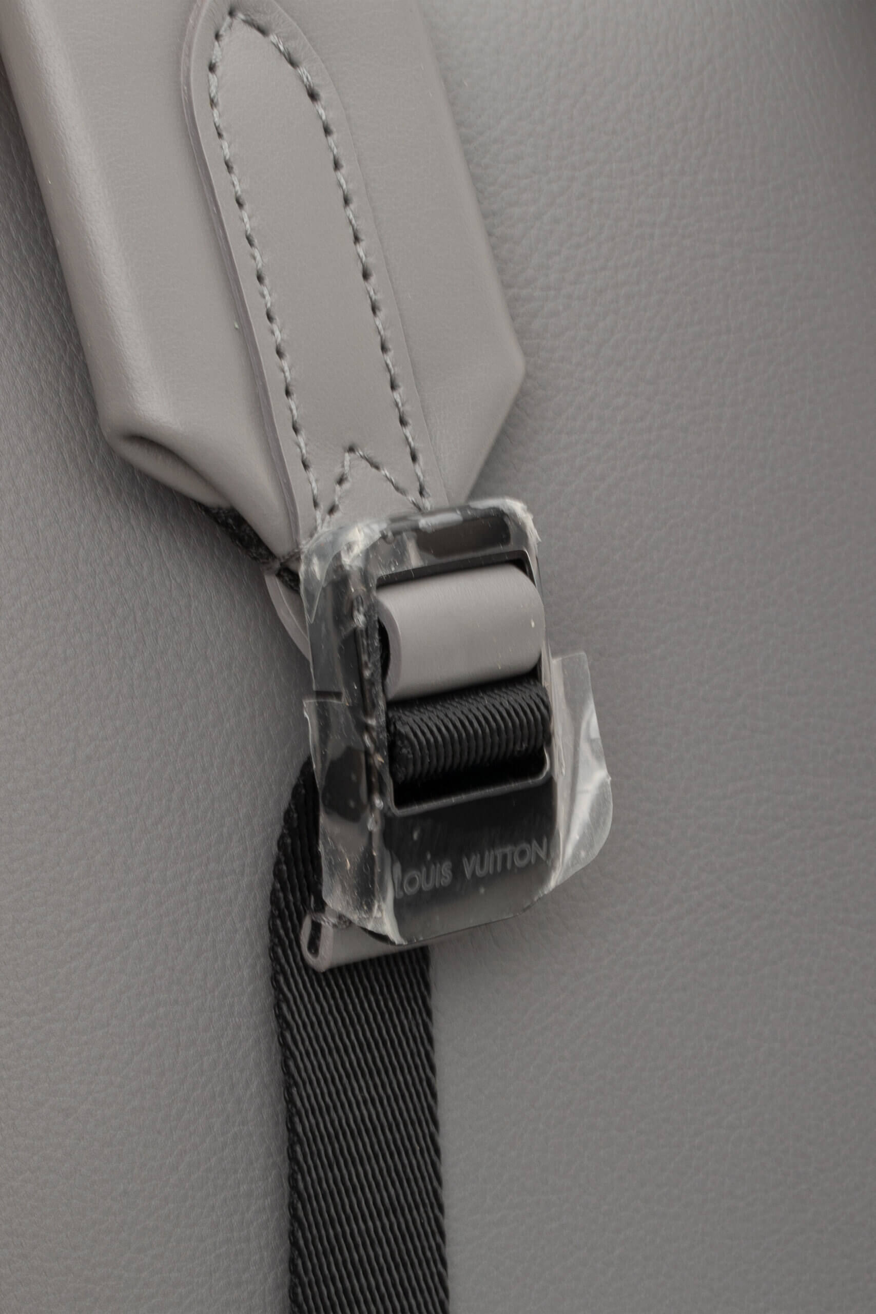 <span style="font-size: 10px; color: rgb(101, 101, 101);letter-spacing: .15em;">NEW COLLECTION</span><br><strong> LOUIS VUITTON </strong><br><div style="margin-top:10px;font-size:16px;"> Discovery Backpack Monogram Shadow Leather Grey M46557 </div><br> - Image 18