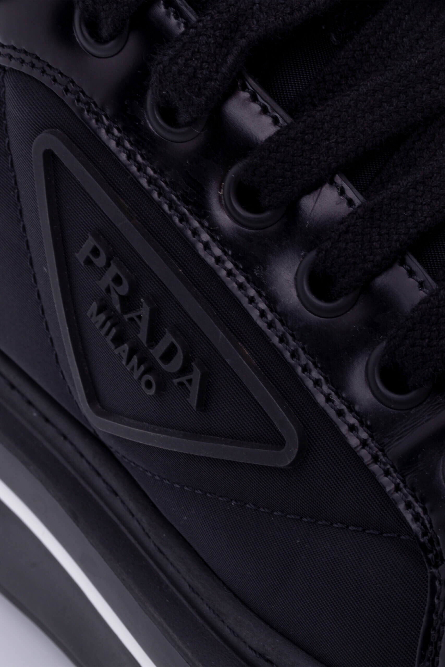 <span style="font-size: 10px; color: rgb(101, 101, 101);letter-spacing: .15em;">HARD TO FIND</span><br><strong> PRADA </strong><br><div style="margin-top:10px; font-size:16px;"> High Top Tonal Panel Sneakers 37.5 </div><br> - Image 15