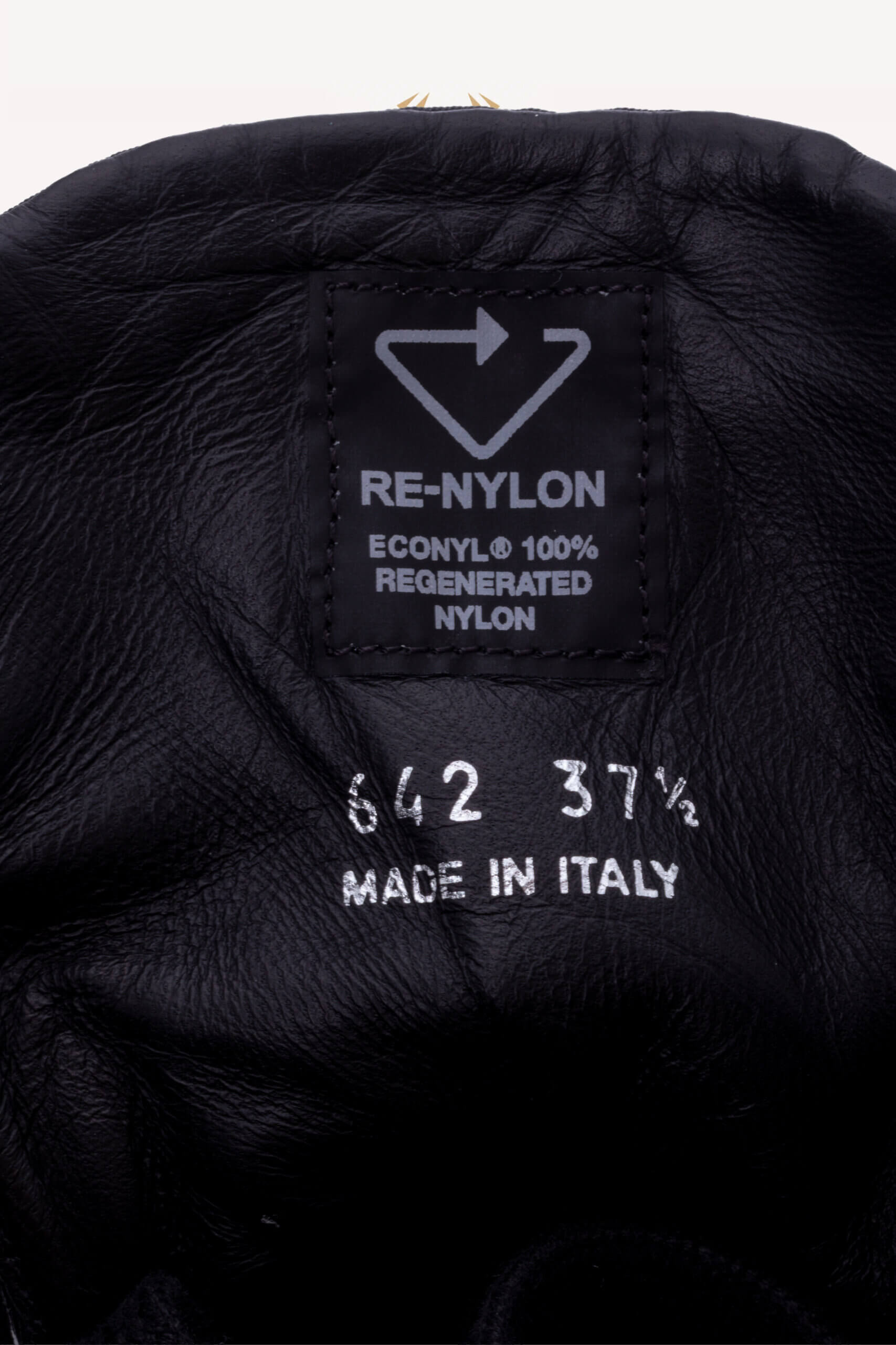 <span style="font-size: 10px; color: rgb(101, 101, 101);letter-spacing: .15em;">HARD TO FIND</span><br><strong> PRADA </strong><br><div style="margin-top:10px; font-size:16px;"> High Top Tonal Panel Sneakers 37.5 </div><br> - Image 19