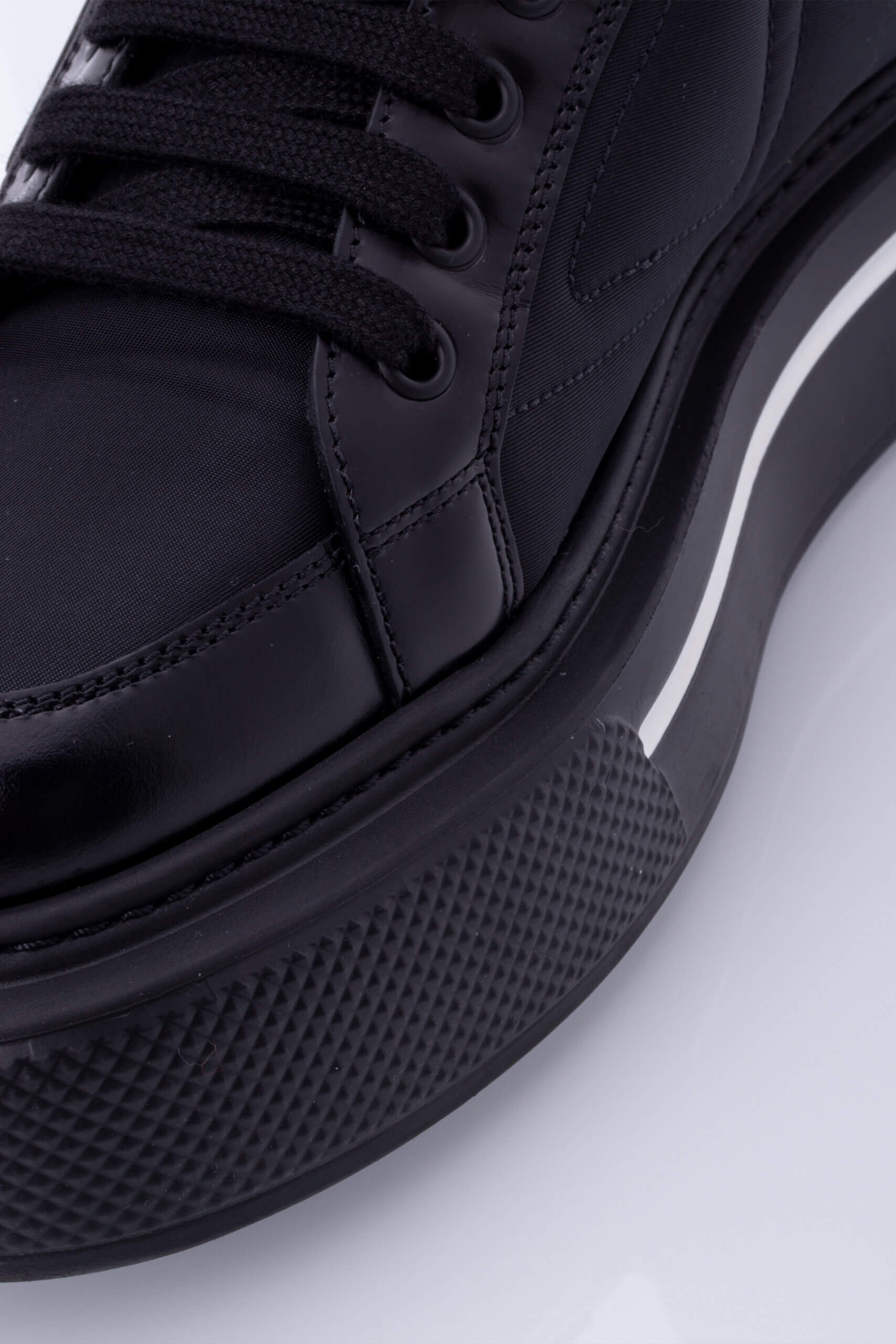 <span style="font-size: 10px; color: rgb(101, 101, 101);letter-spacing: .15em;">HARD TO FIND</span><br><strong> PRADA </strong><br><div style="margin-top:10px; font-size:16px;"> High Top Tonal Panel Sneakers 37.5 </div><br> - Image 17