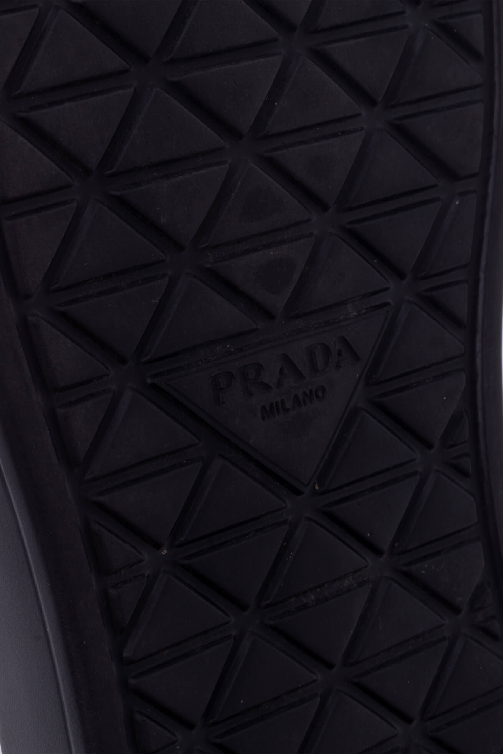 <span style="font-size: 10px; color: rgb(101, 101, 101);letter-spacing: .15em;">HARD TO FIND</span><br><strong> PRADA </strong><br><div style="margin-top:10px; font-size:16px;"> High Top Tonal Panel Sneakers 37.5 </div><br> - Image 20