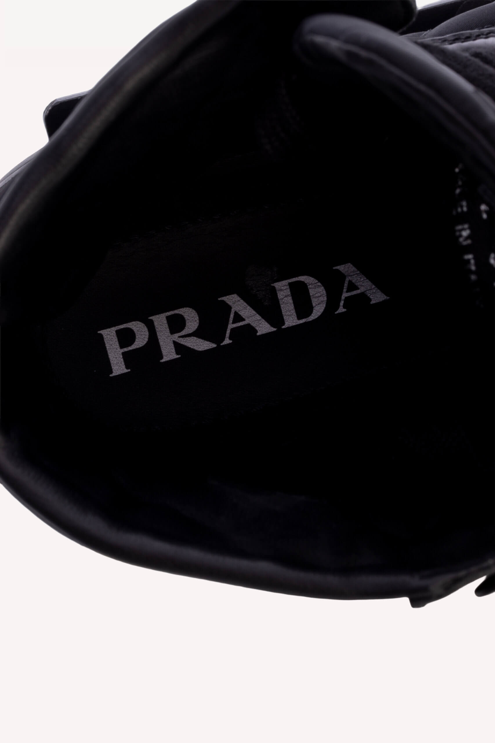 <span style="font-size: 10px; color: rgb(101, 101, 101);letter-spacing: .15em;">HARD TO FIND</span><br><strong> PRADA </strong><br><div style="margin-top:10px; font-size:16px;"> High Top Tonal Panel Sneakers 37.5 </div><br> - Image 18
