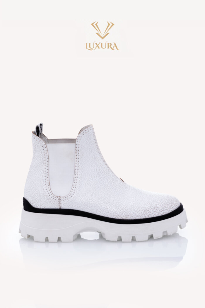 <span style="font-size: 10px;letter-spacing: .15em">HARD TO FIND</span><br>            <strong>MIU MIU</strong><br>            <div style="margin-top:10px;font-size:16px">Crackle Chunky Boots White 37</div><br>