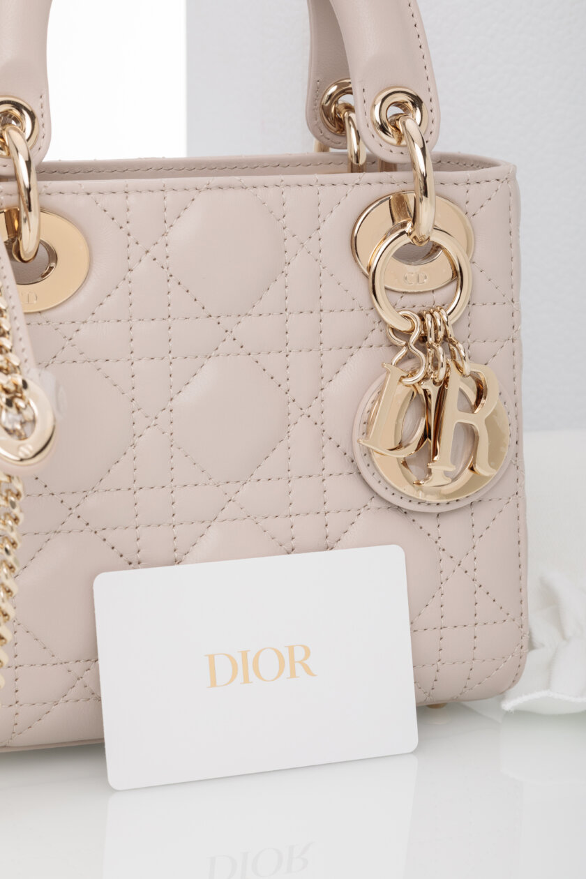 <span style="font-size: 10px; color: rgb(101, 101, 101);letter-spacing: .15em;">NEW COLLECTION</span><br><strong> DIOR </strong><br><div style="margin-top:10px; font-size:16px;">Mini Lady Dior Bag Linen Beige Cannage Lambskin </div><br> - Image 10