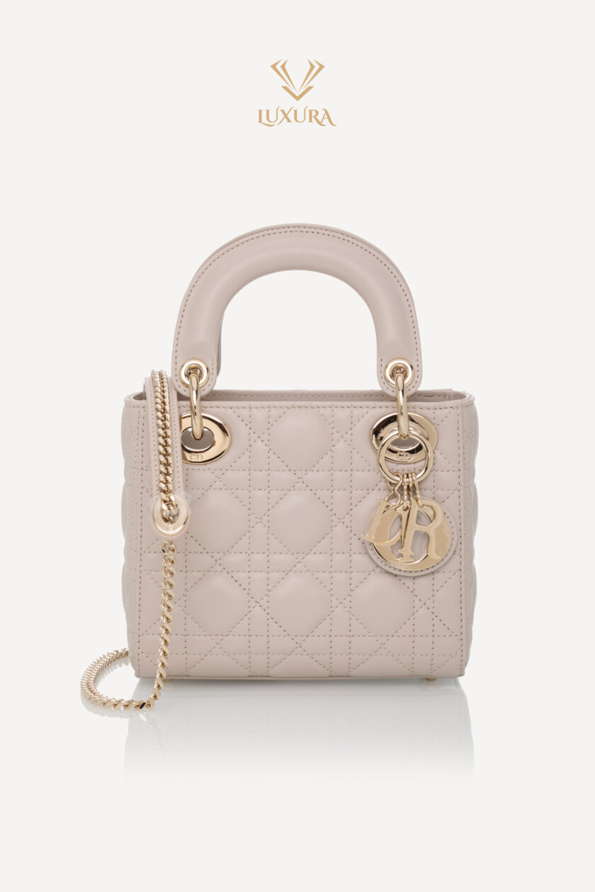<span style="font-size: 10px; color: rgb(101, 101, 101);letter-spacing: .15em;">NEW COLLECTION</span><br><strong> DIOR </strong><br><div style="margin-top:10px; font-size:16px;">Mini Lady Dior Bag Linen Beige Cannage Lambskin </div><br> - Image 4