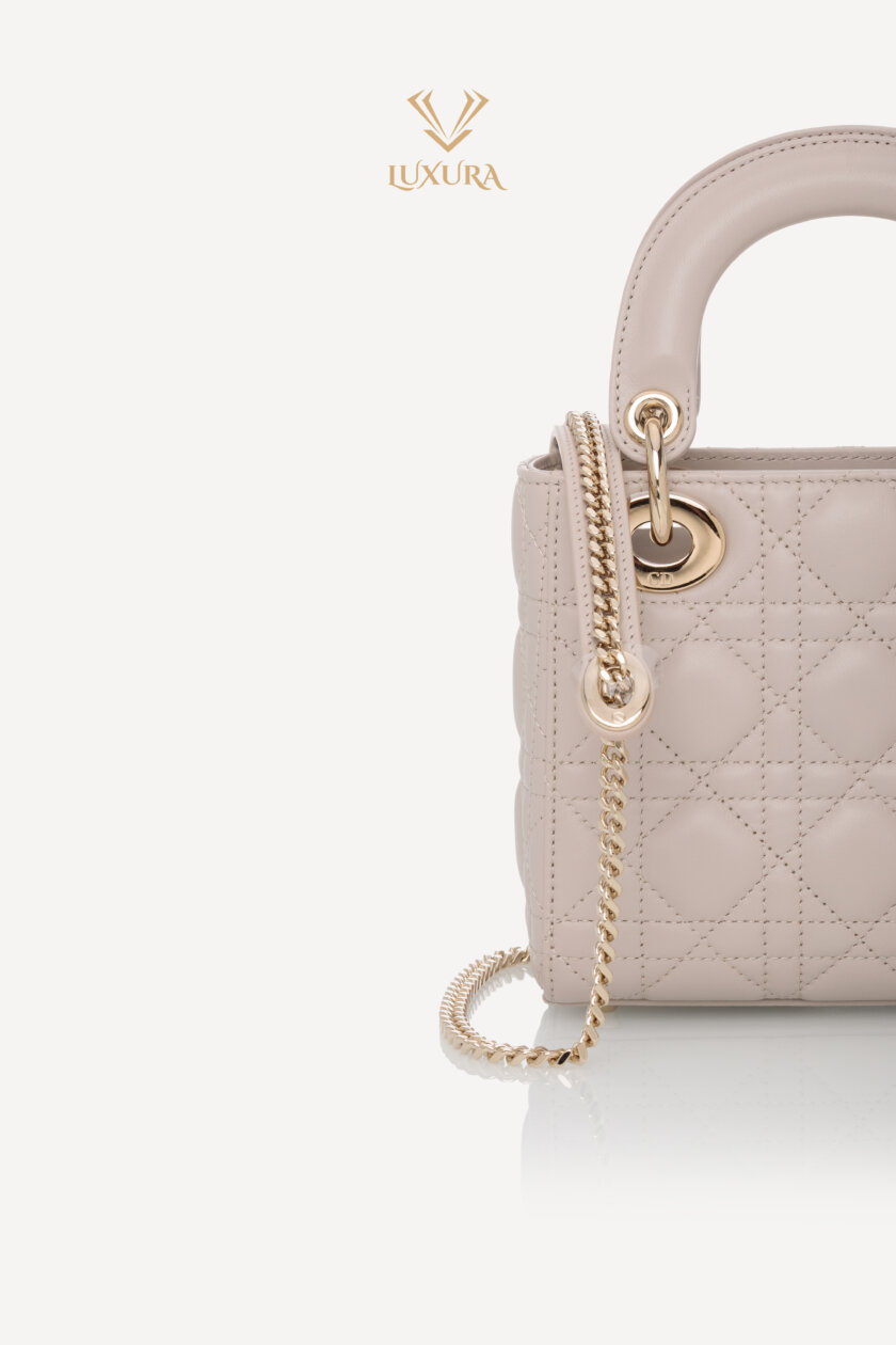 <span style="font-size: 10px; color: rgb(101, 101, 101);letter-spacing: .15em;">NEW COLLECTION</span><br><strong> DIOR </strong><br><div style="margin-top:10px; font-size:16px;">Mini Lady Dior Bag Linen Beige Cannage Lambskin </div><br> - Image 8