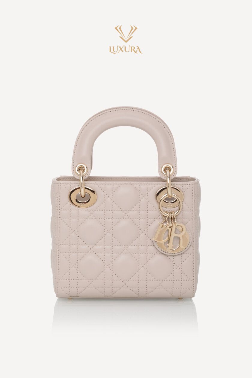 <span style="font-size: 10px; color: rgb(101, 101, 101);letter-spacing: .15em;">NEW COLLECTION</span><br><strong> DIOR </strong><br><div style="margin-top:10px; font-size:16px;">Mini Lady Dior Bag Linen Beige Cannage Lambskin </div><br> - Image 5