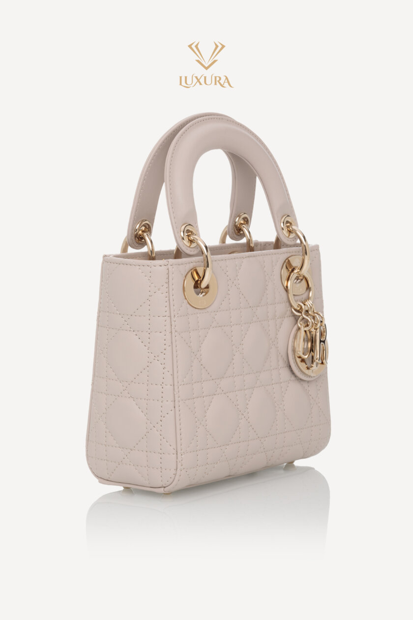 <span style="font-size: 10px; color: rgb(101, 101, 101);letter-spacing: .15em;">NEW COLLECTION</span><br><strong> DIOR </strong><br><div style="margin-top:10px; font-size:16px;">Mini Lady Dior Bag Linen Beige Cannage Lambskin </div><br> - Image 3