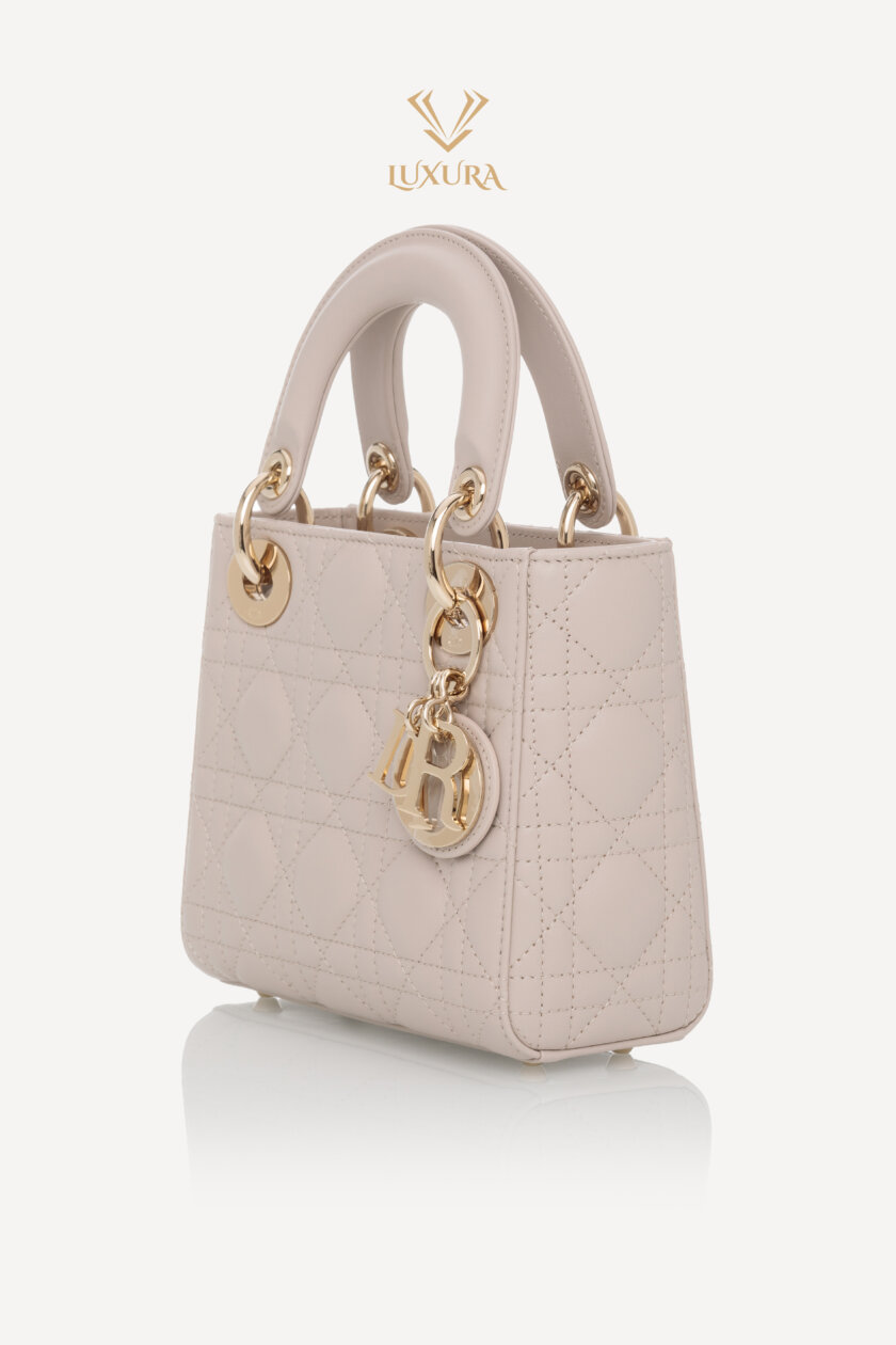 <span style="font-size: 10px; color: rgb(101, 101, 101);letter-spacing: .15em;">NEW COLLECTION</span><br><strong> DIOR </strong><br><div style="margin-top:10px; font-size:16px;">Mini Lady Dior Bag Linen Beige Cannage Lambskin </div><br> - Image 7