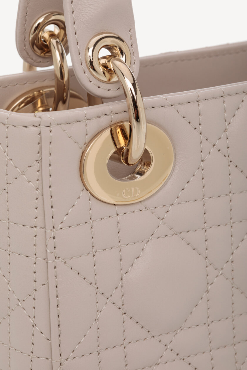 <span style="font-size: 10px; color: rgb(101, 101, 101);letter-spacing: .15em;">NEW COLLECTION</span><br><strong> DIOR </strong><br><div style="margin-top:10px; font-size:16px;">Mini Lady Dior Bag Linen Beige Cannage Lambskin </div><br> - Image 11
