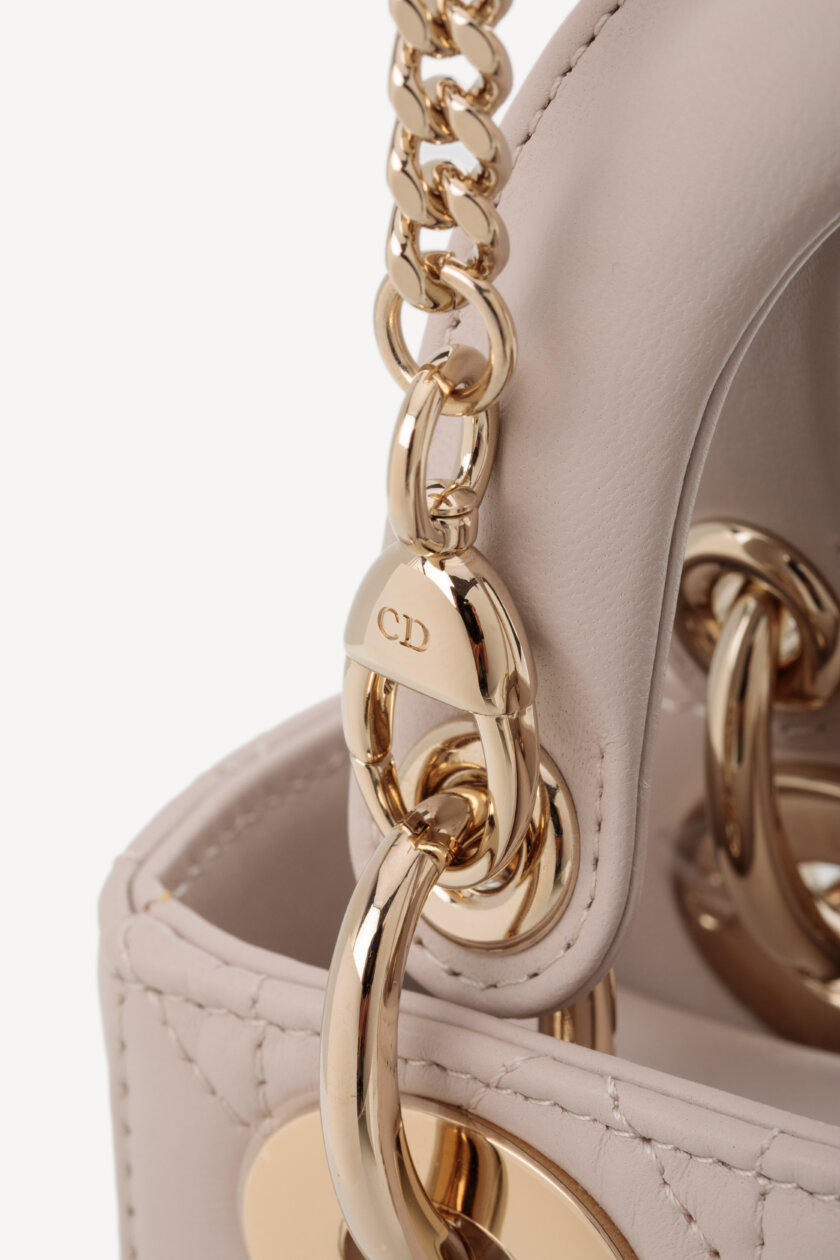 <span style="font-size: 10px; color: rgb(101, 101, 101);letter-spacing: .15em;">NEW COLLECTION</span><br><strong> DIOR </strong><br><div style="margin-top:10px; font-size:16px;">Mini Lady Dior Bag Linen Beige Cannage Lambskin </div><br> - Image 16