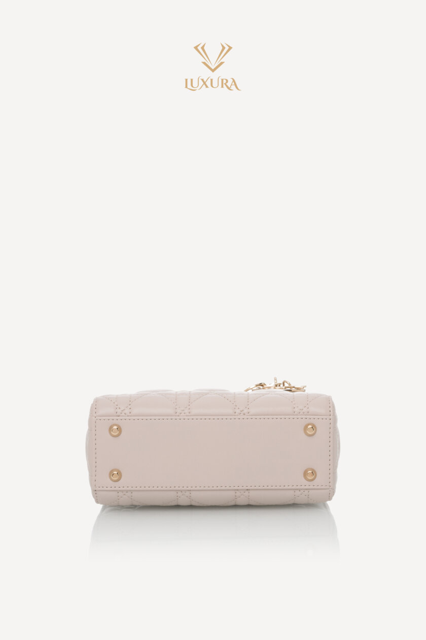 <span style="font-size: 10px; color: rgb(101, 101, 101);letter-spacing: .15em;">NEW COLLECTION</span><br><strong> DIOR </strong><br><div style="margin-top:10px; font-size:16px;">Mini Lady Dior Bag Linen Beige Cannage Lambskin </div><br> - Image 20
