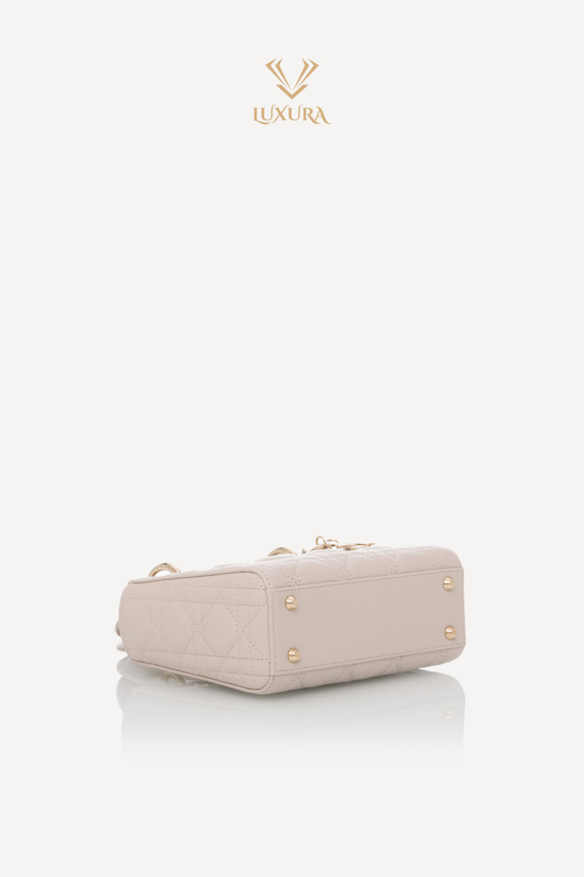 <span style="font-size: 10px; color: rgb(101, 101, 101);letter-spacing: .15em;">NEW COLLECTION</span><br><strong> DIOR </strong><br><div style="margin-top:10px; font-size:16px;">Mini Lady Dior Bag Linen Beige Cannage Lambskin </div><br> - Image 19