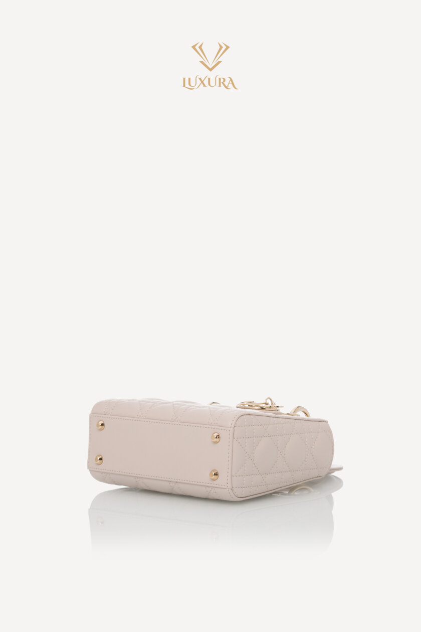 <span style="font-size: 10px; color: rgb(101, 101, 101);letter-spacing: .15em;">NEW COLLECTION</span><br><strong> DIOR </strong><br><div style="margin-top:10px; font-size:16px;">Mini Lady Dior Bag Linen Beige Cannage Lambskin </div><br> - Image 21