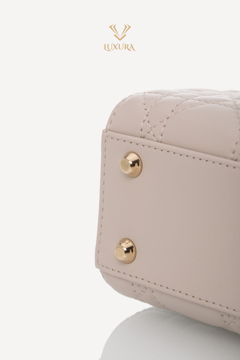 <span style="font-size: 10px; color: rgb(101, 101, 101);letter-spacing: .15em;">NEW COLLECTION</span><br><strong> DIOR </strong><br><div style="margin-top:10px; font-size:16px;">Mini Lady Dior Bag Linen Beige Cannage Lambskin </div><br> - Image 18