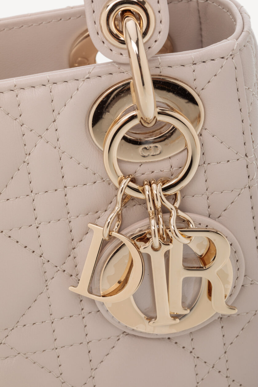 <span style="font-size: 10px; color: rgb(101, 101, 101);letter-spacing: .15em;">NEW COLLECTION</span><br><strong> DIOR </strong><br><div style="margin-top:10px; font-size:16px;">Mini Lady Dior Bag Linen Beige Cannage Lambskin </div><br> - Image 12